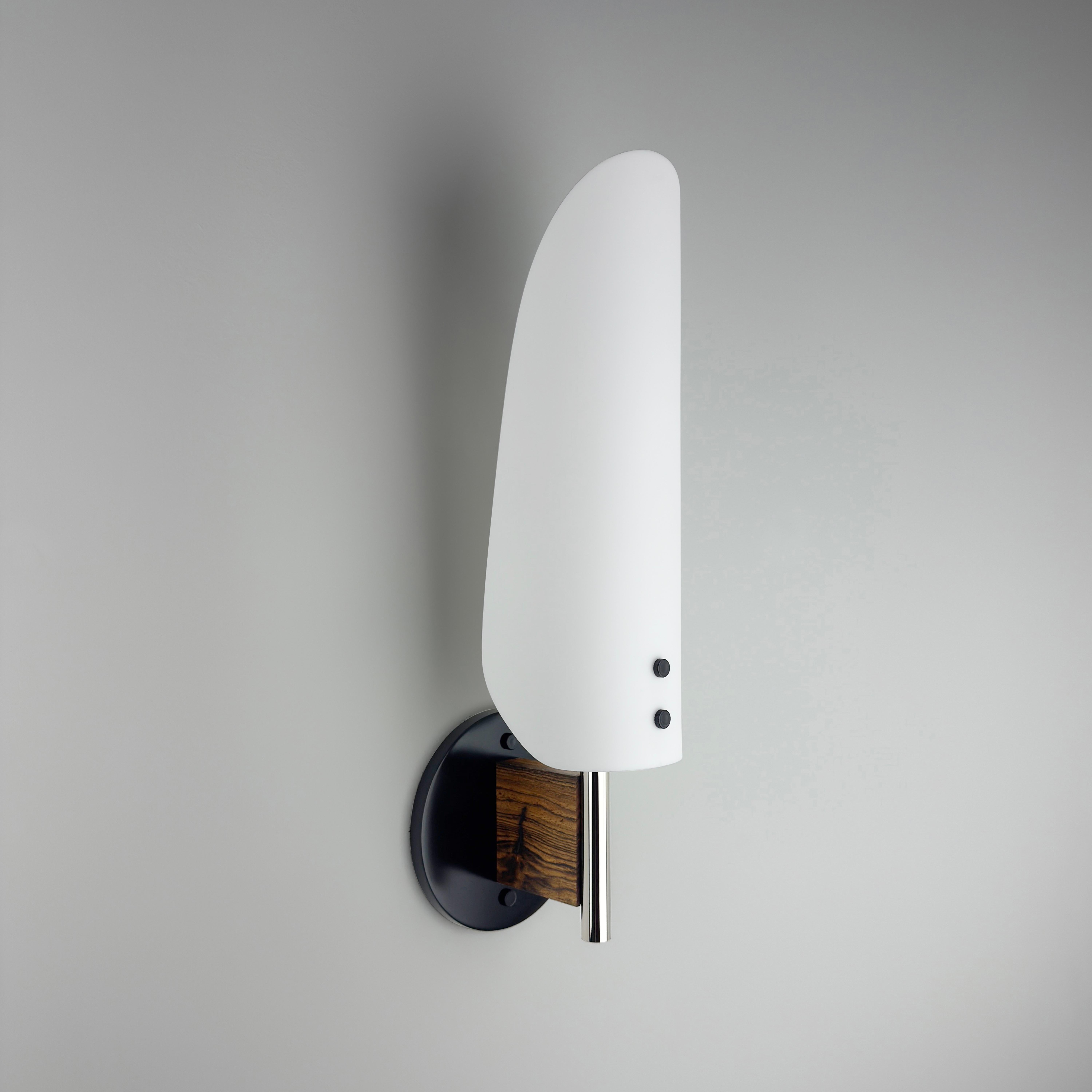 Lámpara Sonata Tipo 1 - Aplique Moderno de Metal, Cristal Grabado y Madera Estadounidense en venta