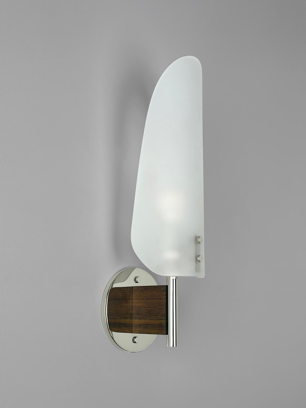 Americano Sonata Sconce Type 1 - Applique moderna in metallo, vetro acidato e Wood in vendita