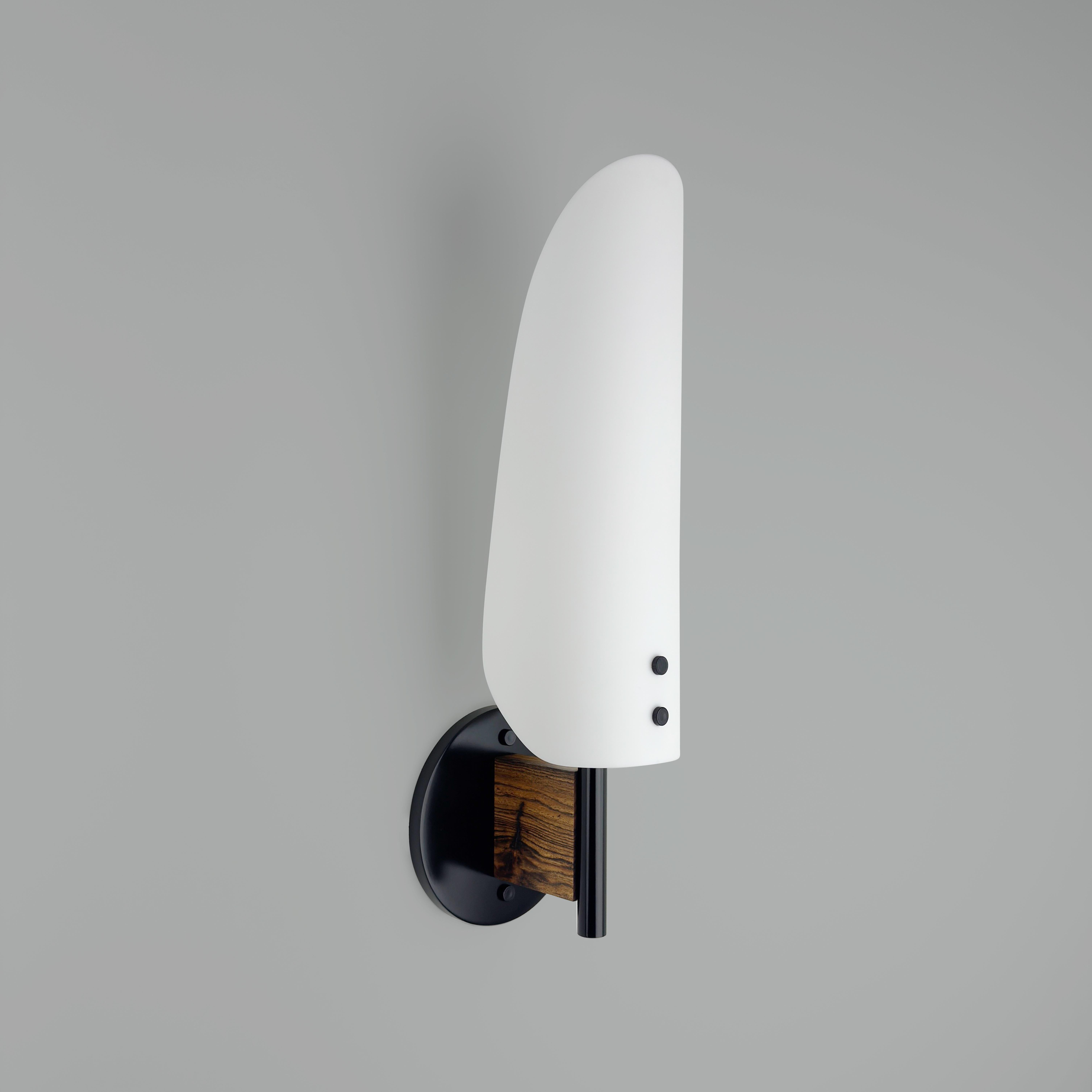 Lámpara Sonata Tipo 1 - Aplique Moderno de Metal, Cristal Grabado y Madera Patinado en venta