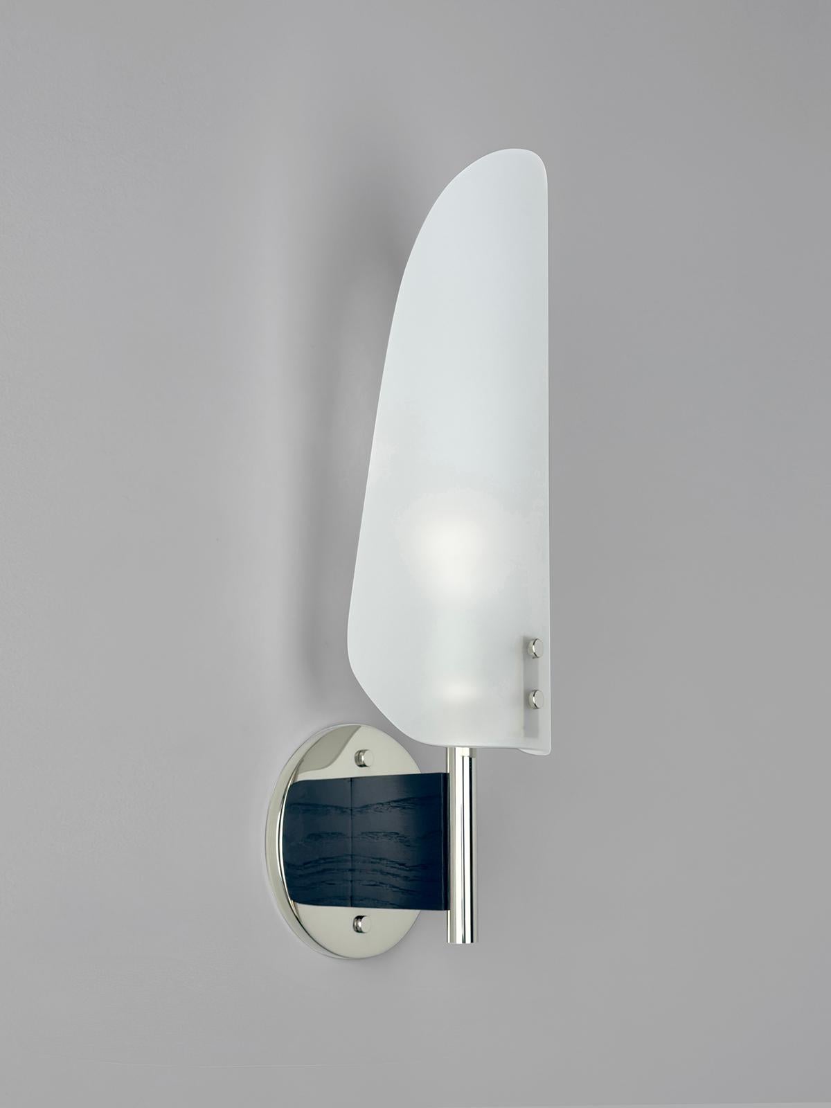 Sonata Sconce Type 1 - Applique moderna in metallo, vetro acidato e Wood In condizioni Nuovo in vendita a Del Valle, TX