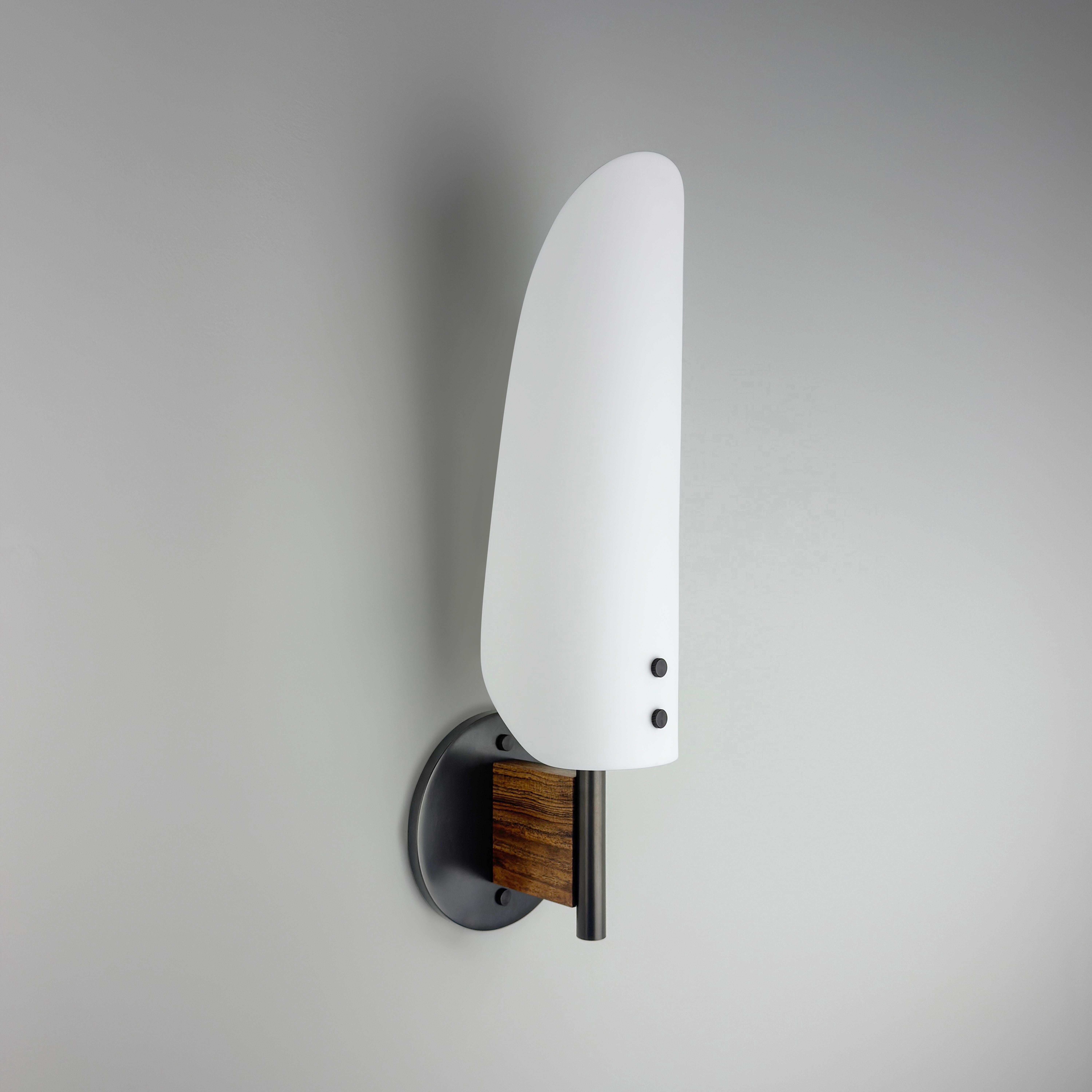Lámpara Sonata Tipo 1 - Aplique Moderno de Metal, Cristal Grabado y Madera Latón en venta