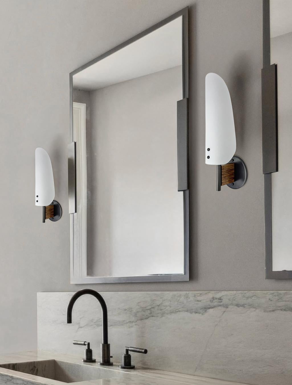 Vetro Sonata Sconce Type 1 - Applique moderna in metallo, vetro acidato e Wood in vendita