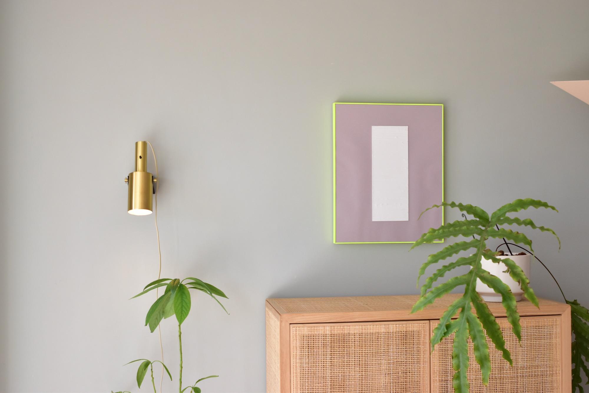 Brass version Sonet wall lamp designed in 1968 by Hans Per Jeppesen for Fog and Mørup in Denmark. The original wall mointing is included and no screws missing!
With E26 - E27 Edison screw socket, ready to use with 110 or 250V.