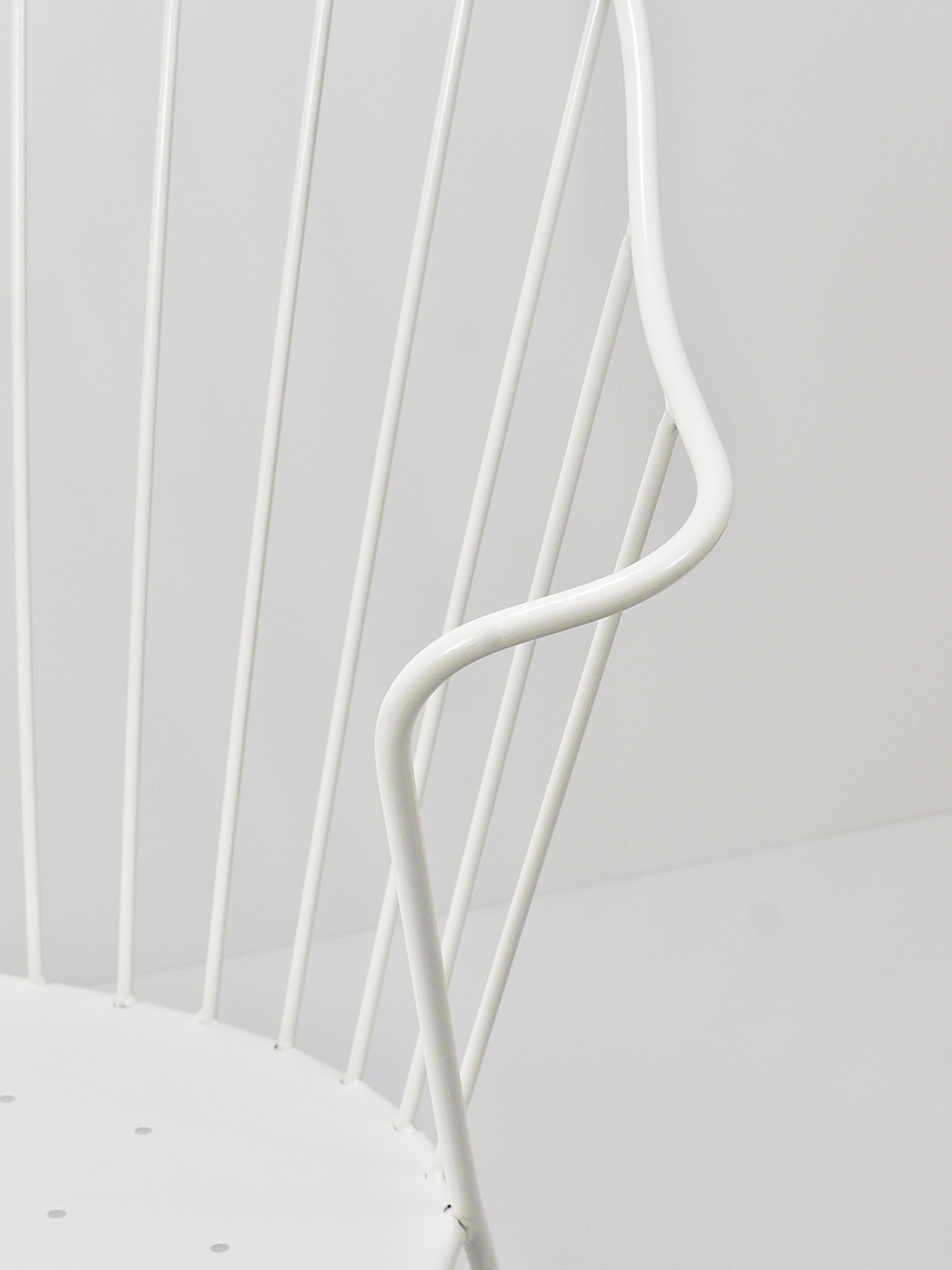 A lovely Sonett „Auersperg“ wire chair or side chair in white from the 1950s, designed by by the Austrian Midcentury Architects J.O. Wladar and V. Mödlhammer, executed by Karl Fostel Sen.'s Erben, Vienna, Austria. Made of white painted curved metal