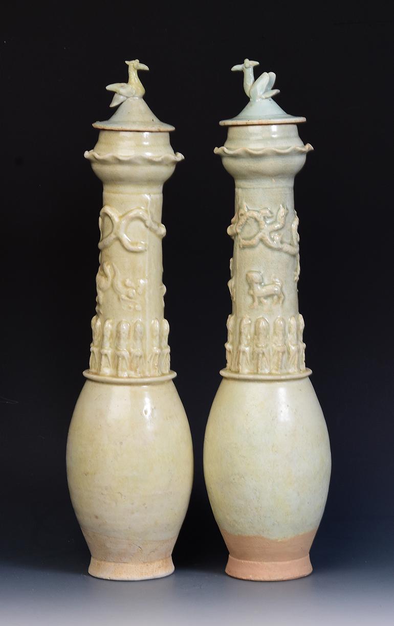Ein Paar olivgrüne Porzellanvasen aus der Song-Dynastie, verziert mit Göttern um die Vase und einem fliegenden Drachen auf der Oberseite jeder Vase. 
Jeder Deckel ist oben mit einem Kranich verziert.

Alter: China, Song-Dynastie, 10. bis 13.
