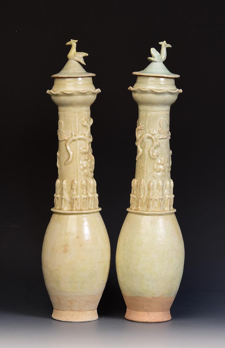Song Dynasty, A Pair of Antique Chinese Porcelain Vases with Dragon and Gods In Good Condition For Sale In Sampantawong, TH