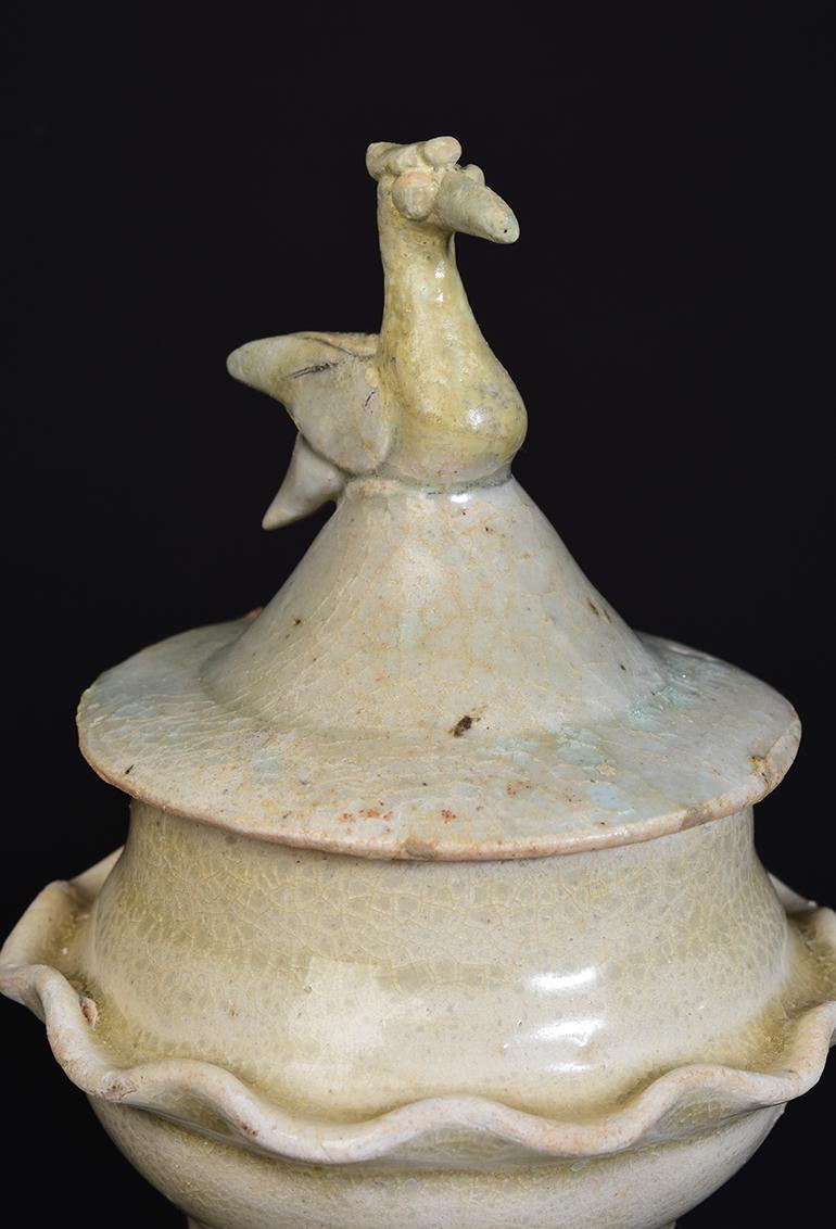 Song Dynasty, Ein Paar antiker chinesischer Porzellanvasen mit Drachen und Göttern (Steingut) im Angebot