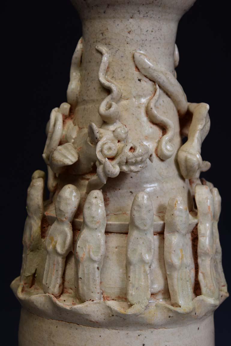 Song-Dynastie, ein Paar antike chinesische Porzellanvasen mit Drachen und Göttern (Handgeschnitzt) im Angebot