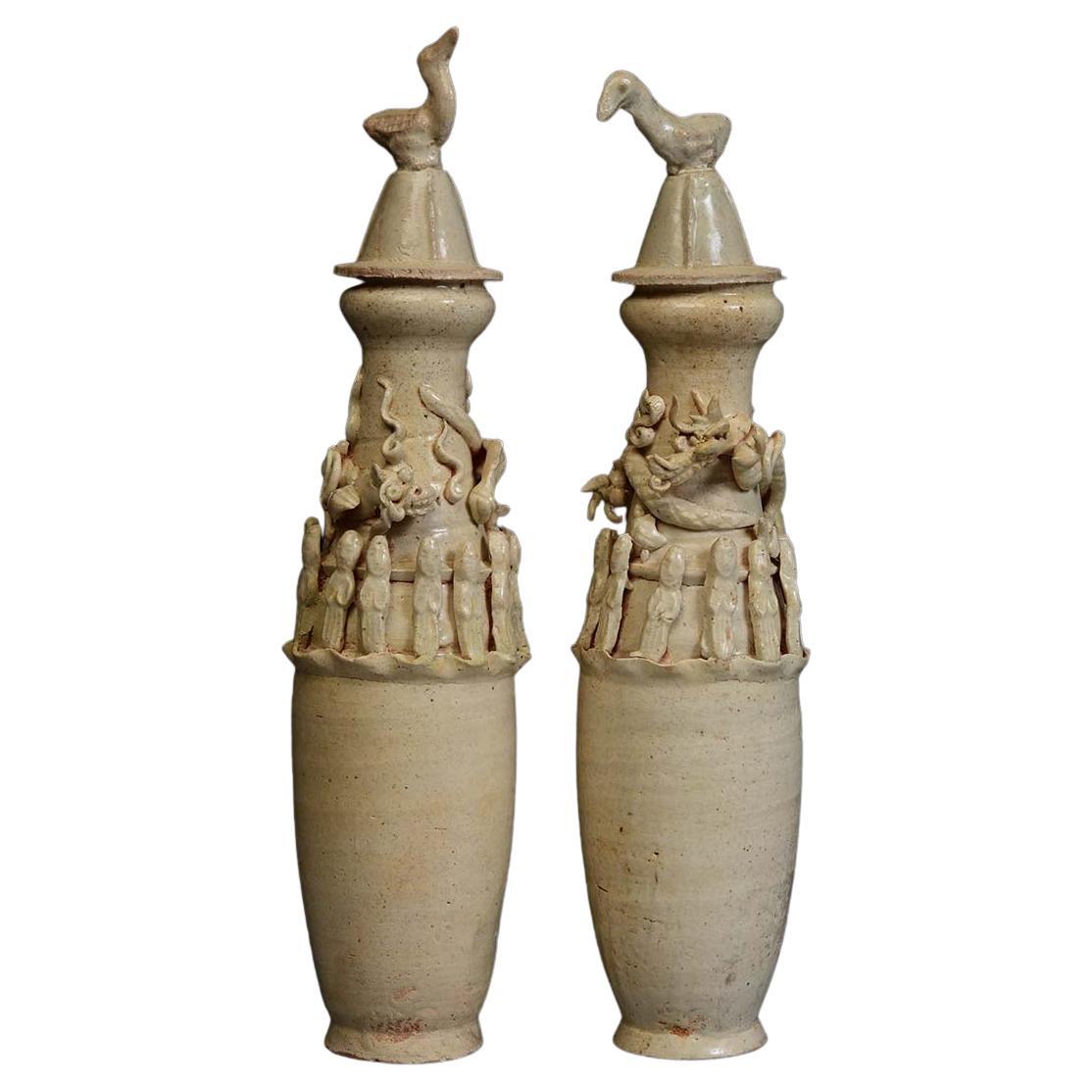 Paire de vases anciens en porcelaine chinoise représentant des dragons et des dieux de la dynastie Song