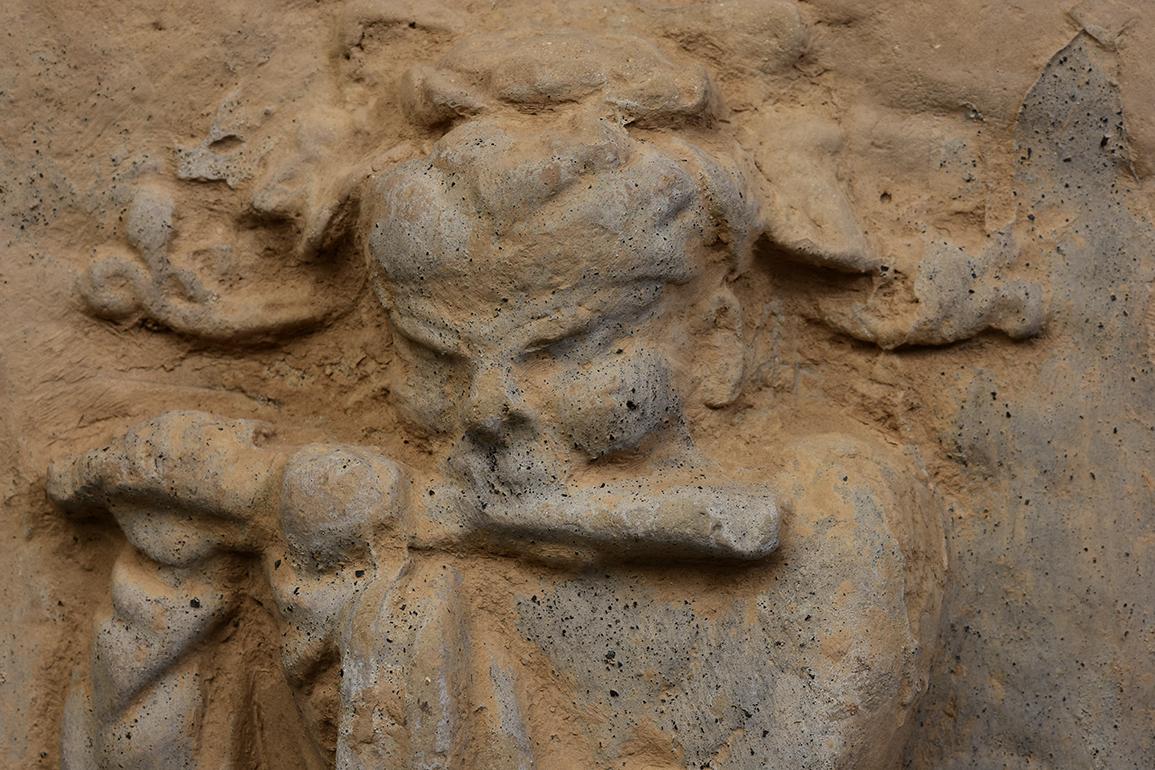 Song Dynasty, Antique Chinese Pottery Brick Tile with Musician Flute Player (Chinesisch) im Angebot