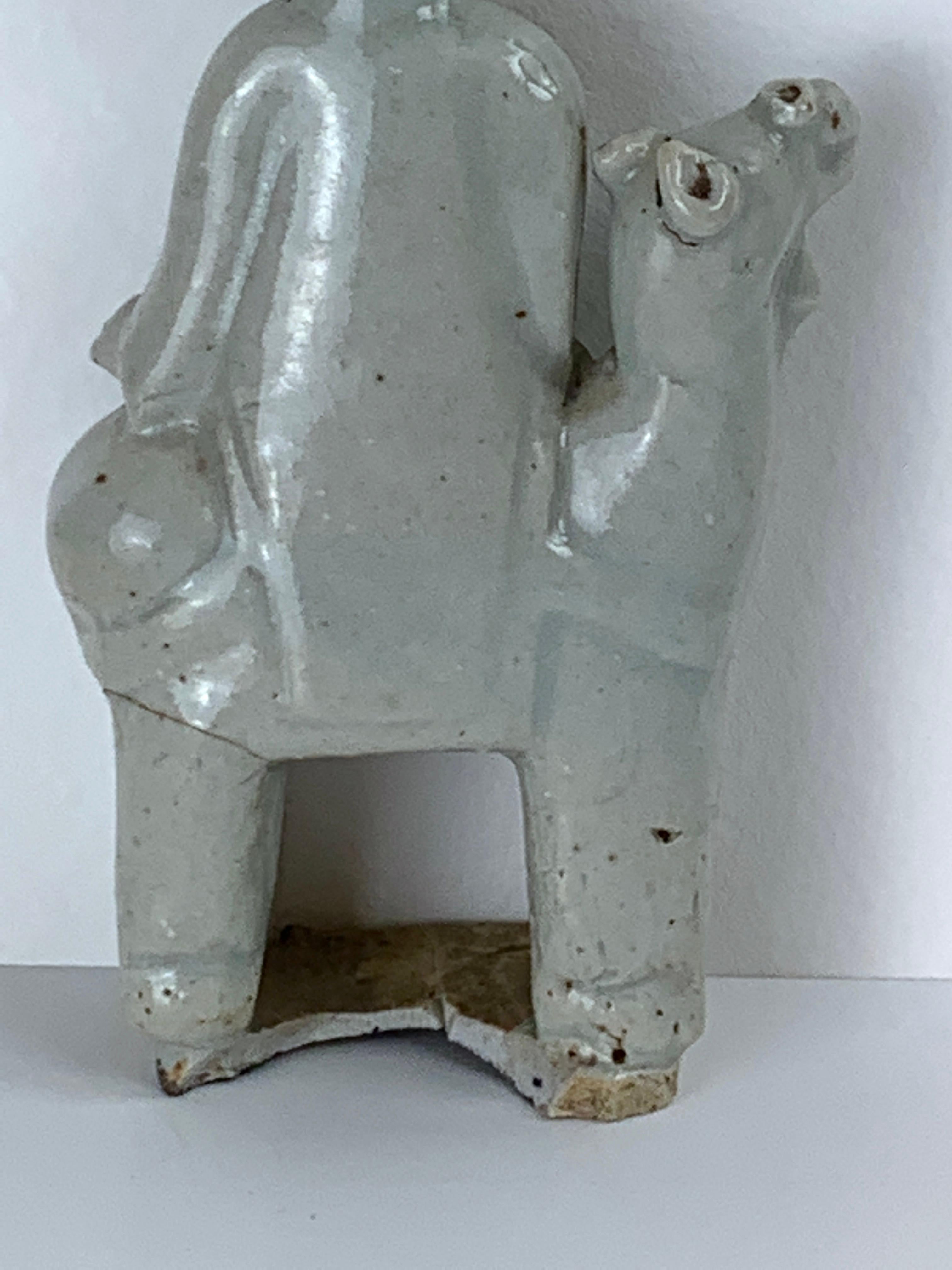 Cheval et cavalier en porcelaine céladon chinoise de la dynastie Song sur un piédestal en lucite plus tardif en vente 5