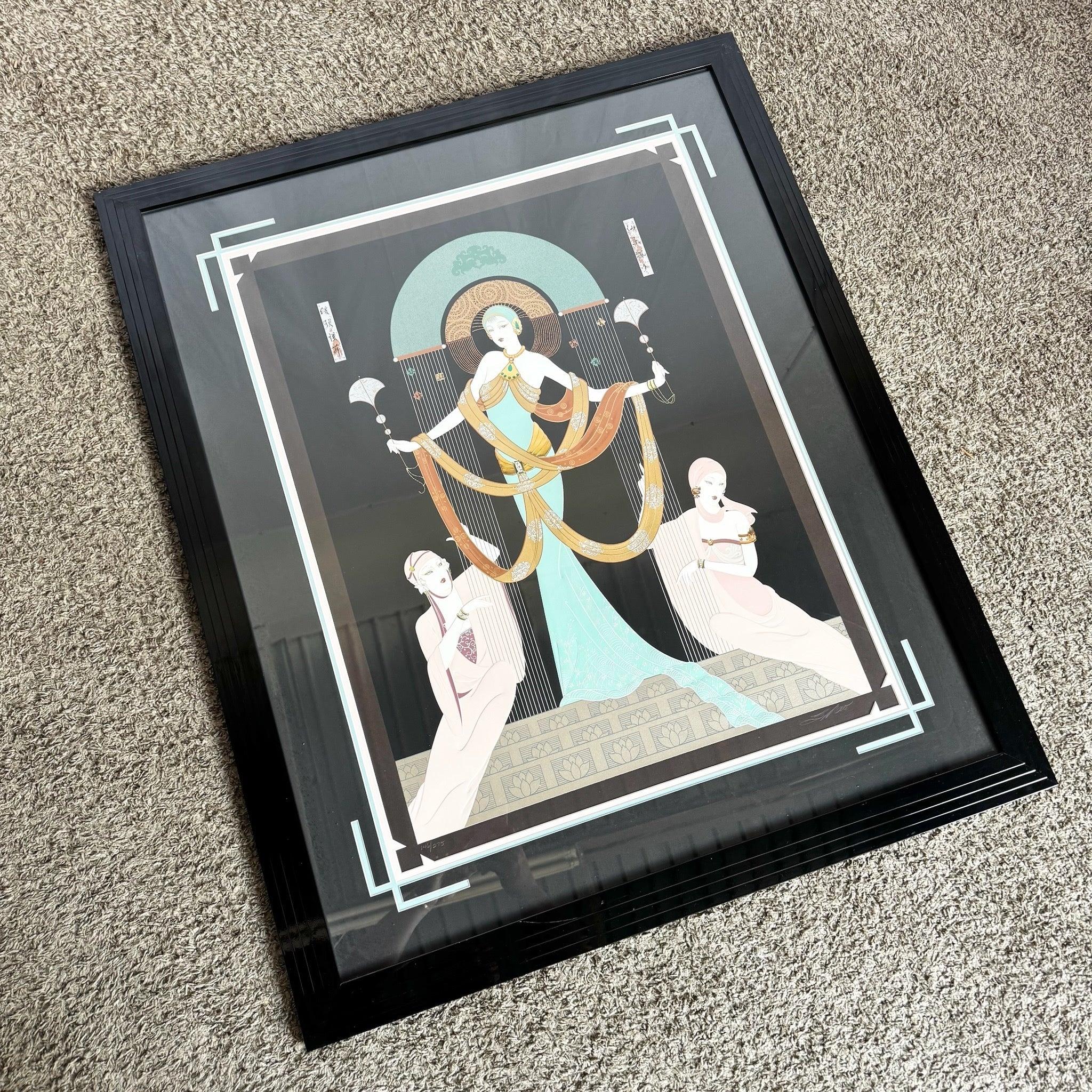 Besitzen Sie diese limitierte und signierte Serigrafie Song of the Breezes von Lillian Shao, eine Mischung aus Art Deco und östlicher Eleganz.
 
 Wir verkaufen die Gegenstände so, wie sie erworben wurden, ohne sie zu restaurieren oder zu reparieren.