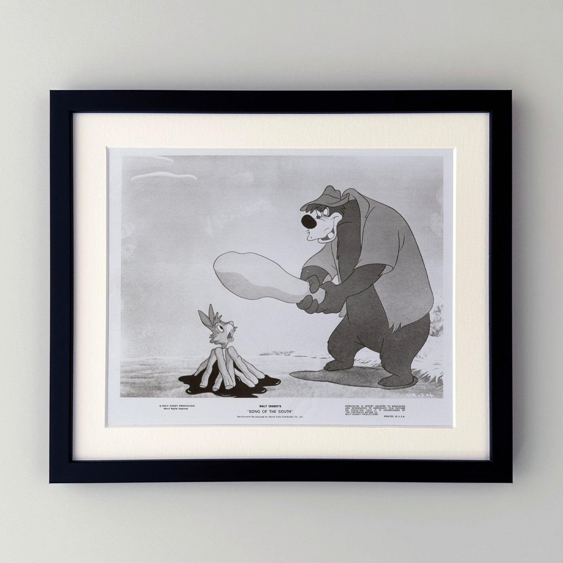 Publicité originale 8x10 inches pour Song of the South (1946) avec James Baskett, Ruth Warrick et Bobby Driscoll et réalisé par Harve Foster et Wilfred Jackson.

Les photos de publicité (film/production) ont été créées pour aider les studios à