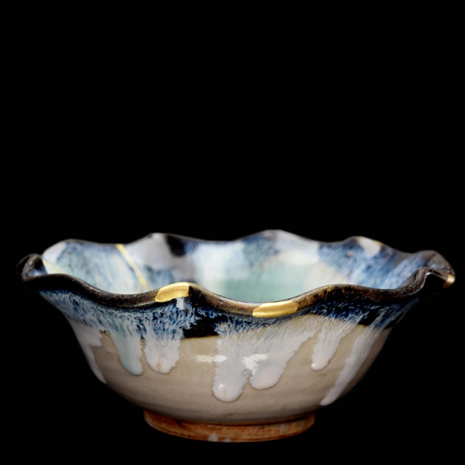 Chinese Song period, corolla-shaped cup blue with kintsugi For Sale