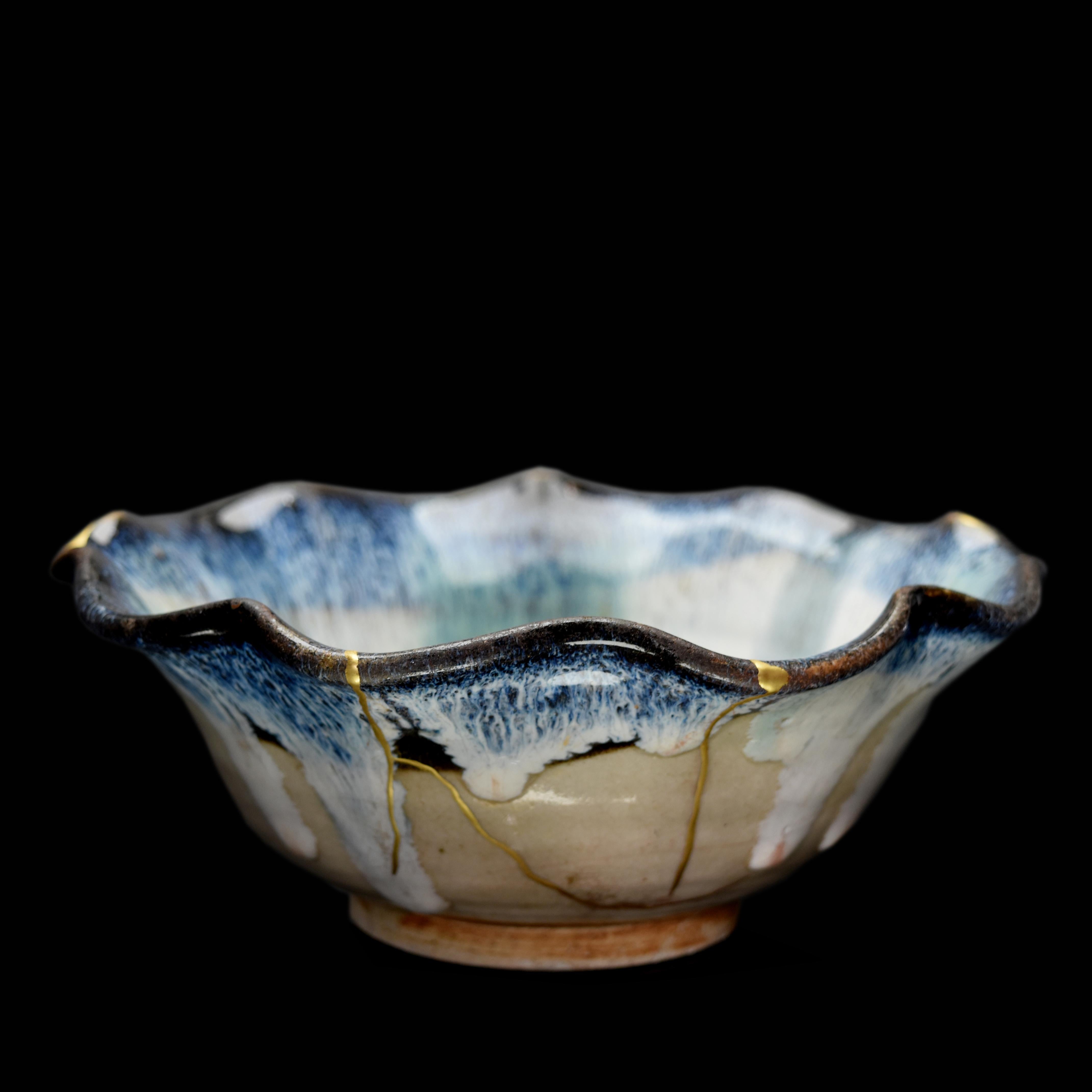 Song period, corolla-shaped cup blue with kintsugi In Excellent Condition For Sale In MEAUX, FR