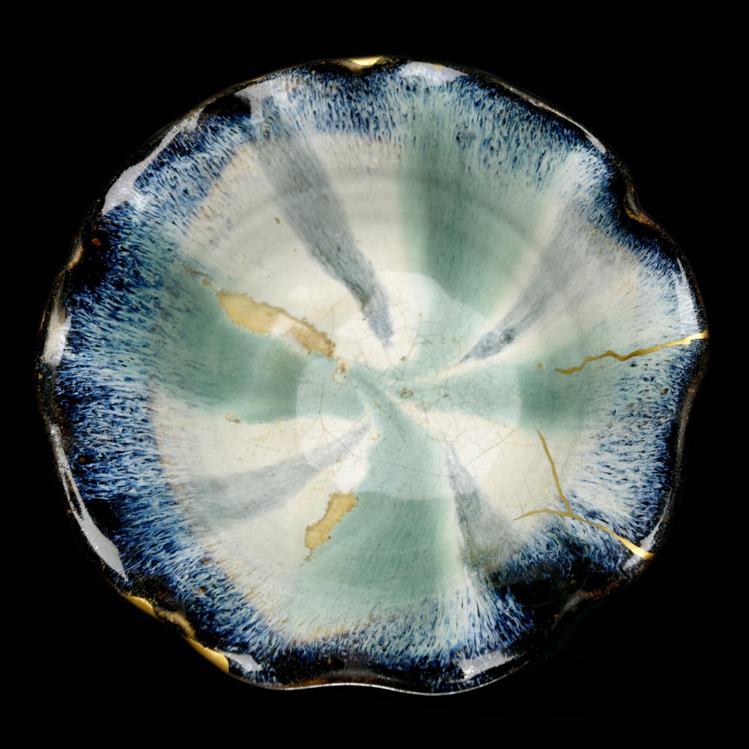 Song period, corolla-shaped cup blue with kintsugi For Sale 1