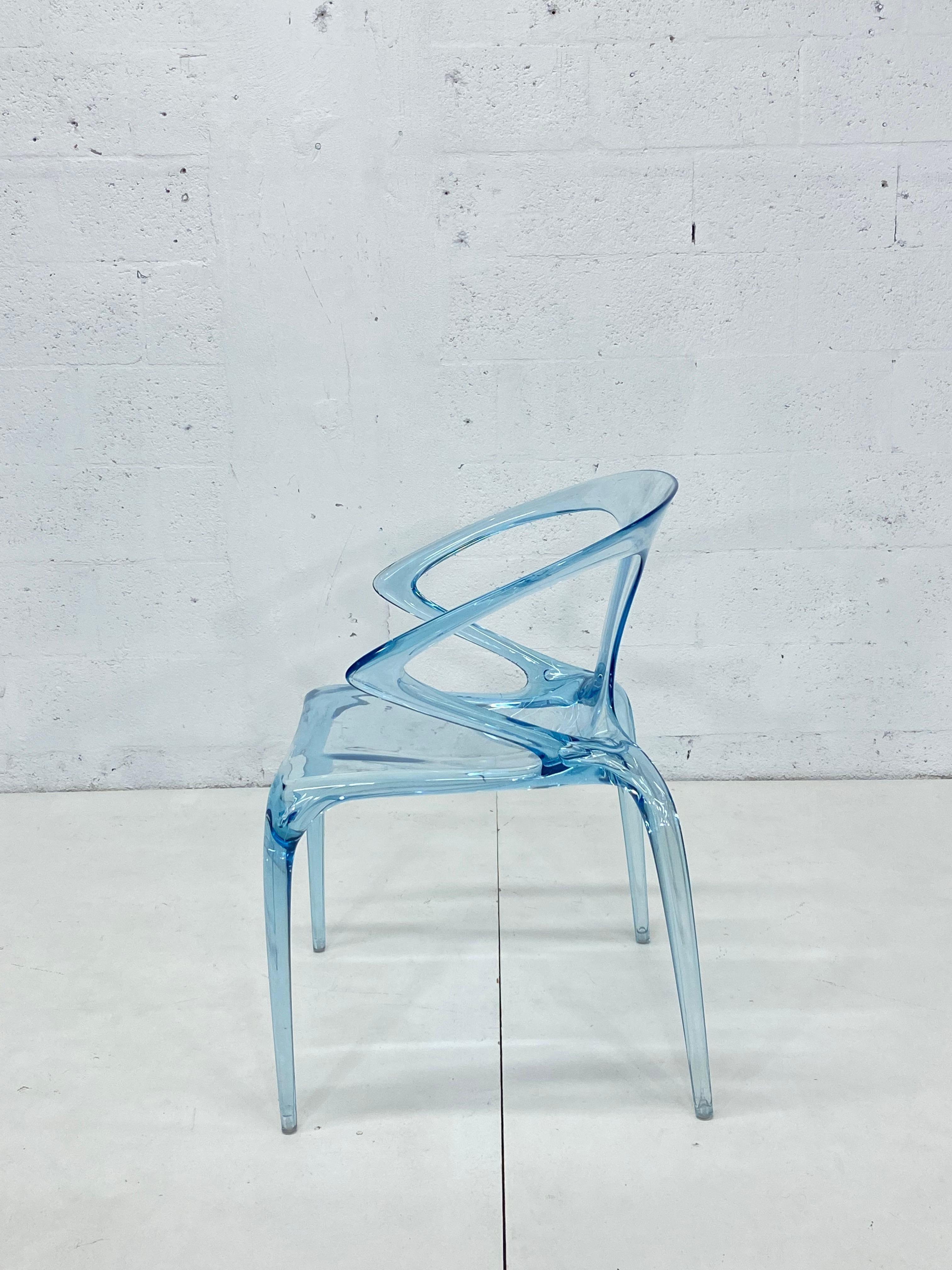 Quatre chaises Roche Bobois AVA Bridge en polycarbonate conçues par Song Wen Zhong pour Roche Bobois. 


La chaise AVA a été créée par Song Wen Zhong:: jeune designer chinois et lauréat du Roche Bobois Design Award sur le thème de 