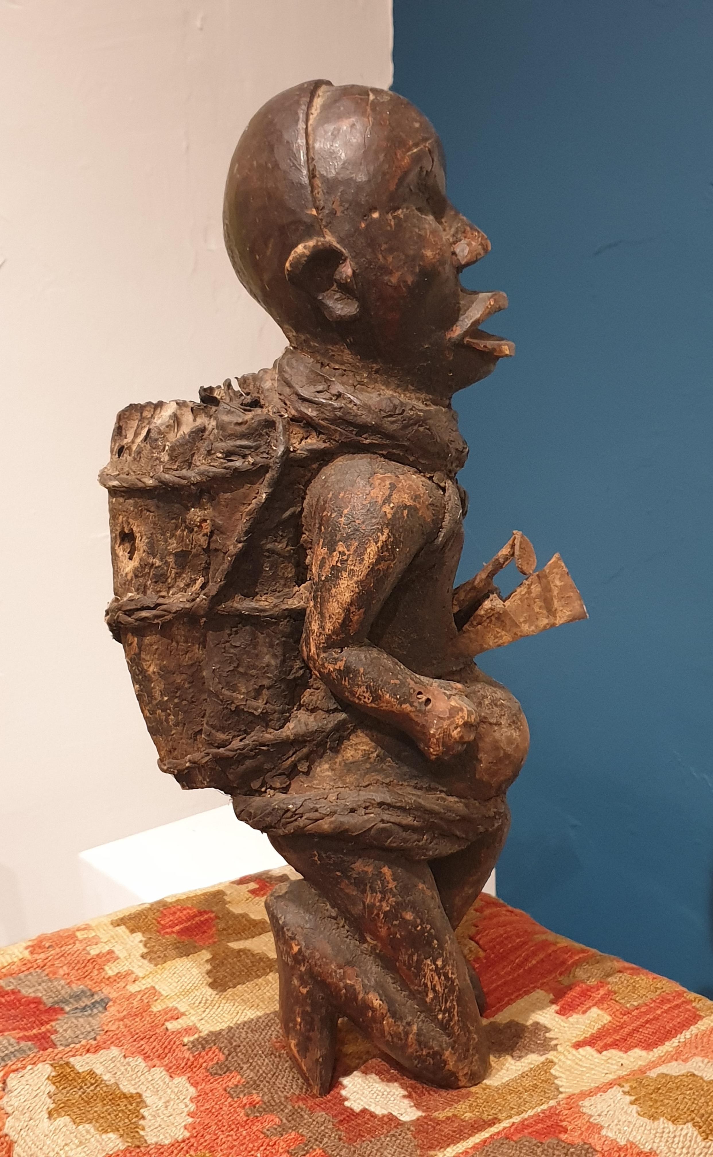 Statue Songye, Kneeling Male Figure, Democratic Republic of Congo  For Sale 2