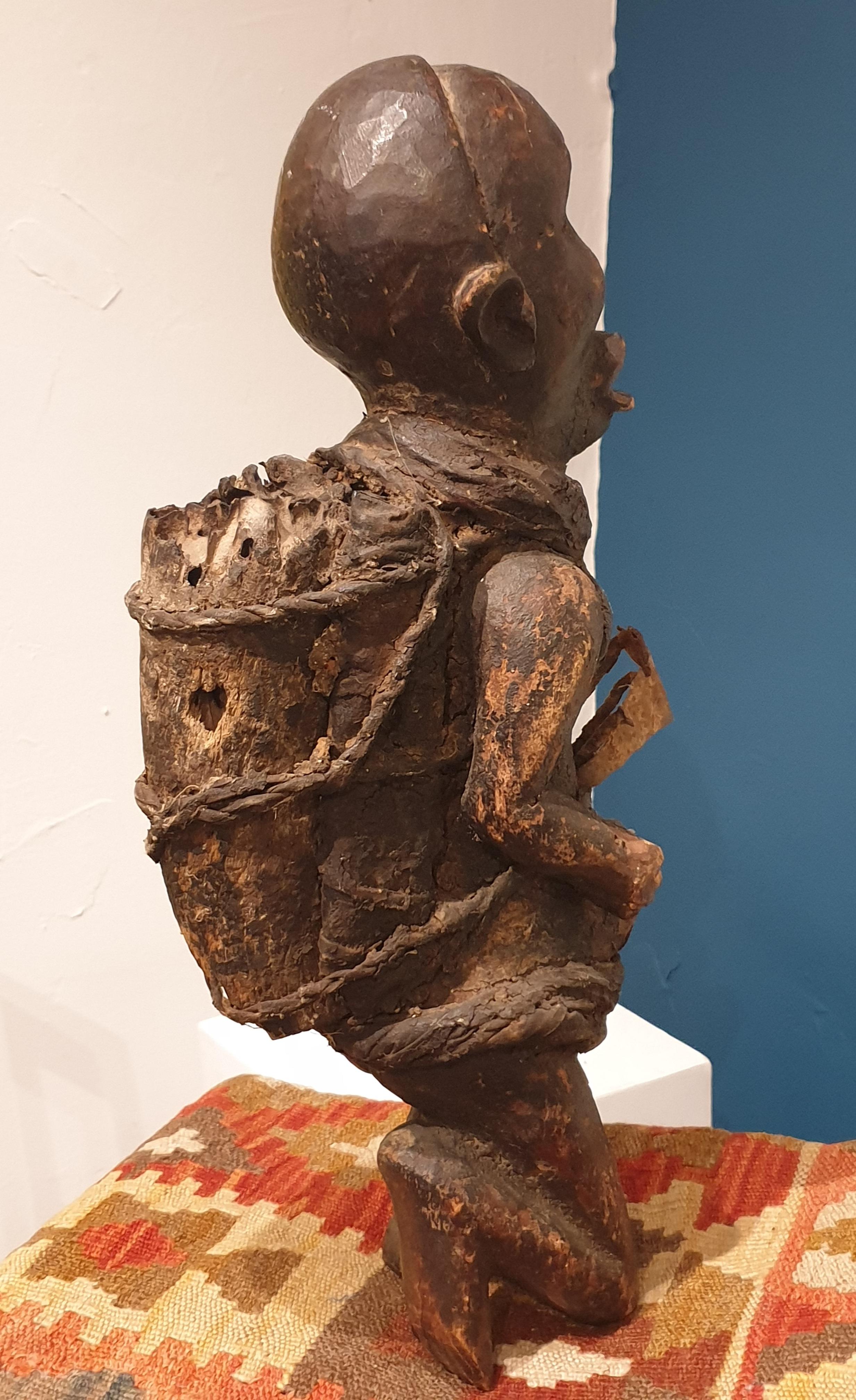 Statue Songye, Kneeling Male Figure, Democratic Republic of Congo  For Sale 3