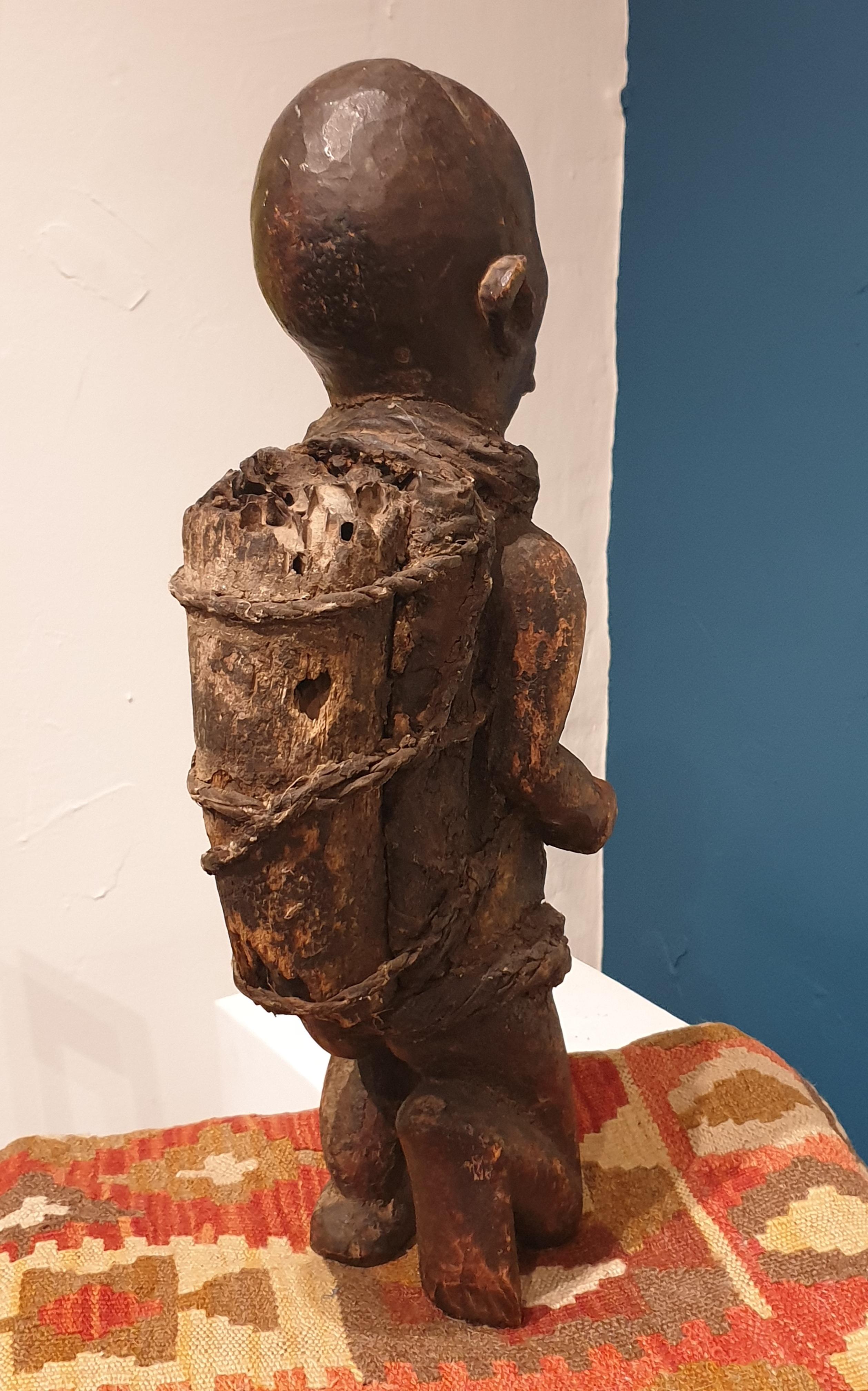 Statue Songye, Kneeling Male Figure, Democratic Republic of Congo  For Sale 4