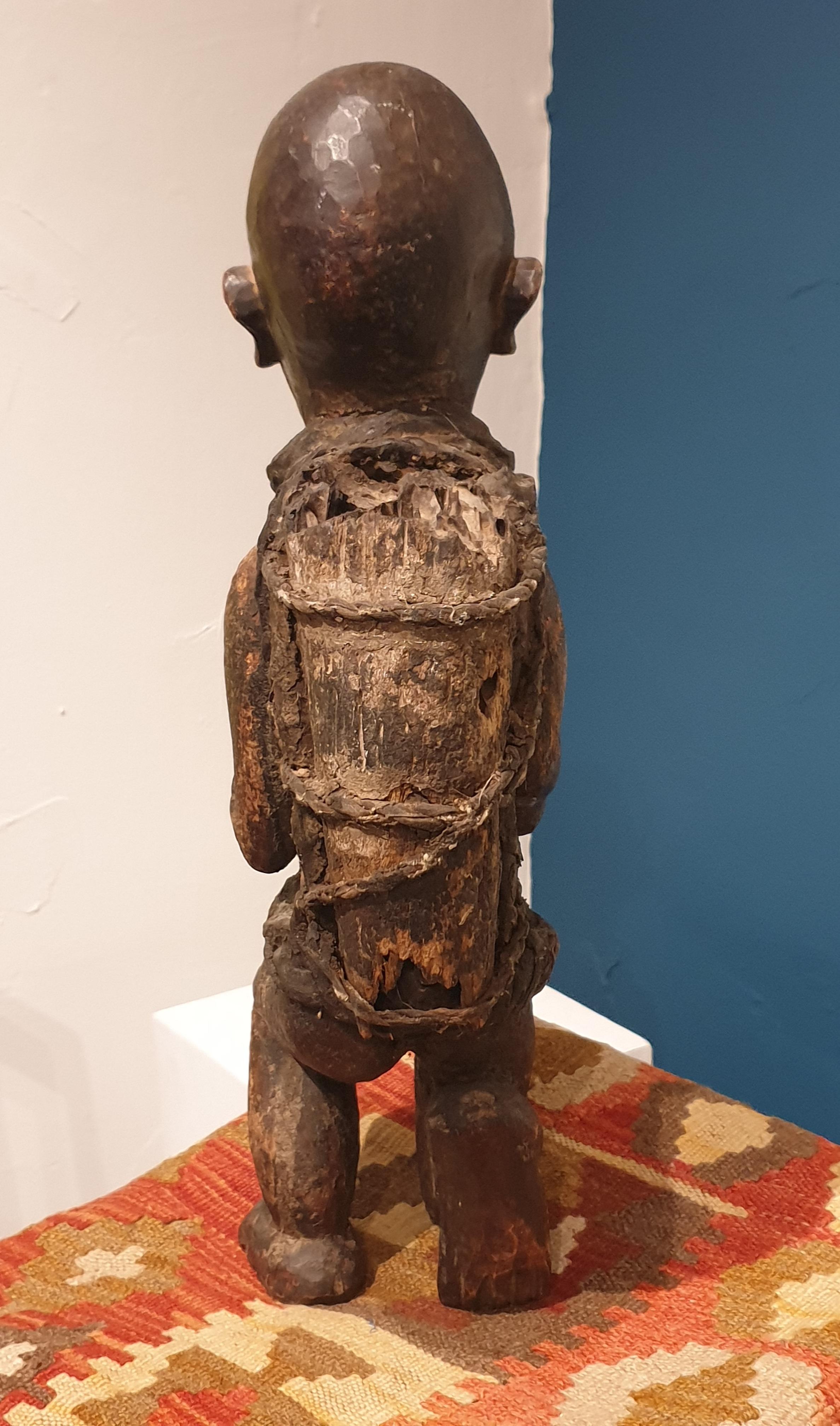 Statue Songye, Kniende männliche Figur, Demokratische Republik Kongo  im Angebot 8