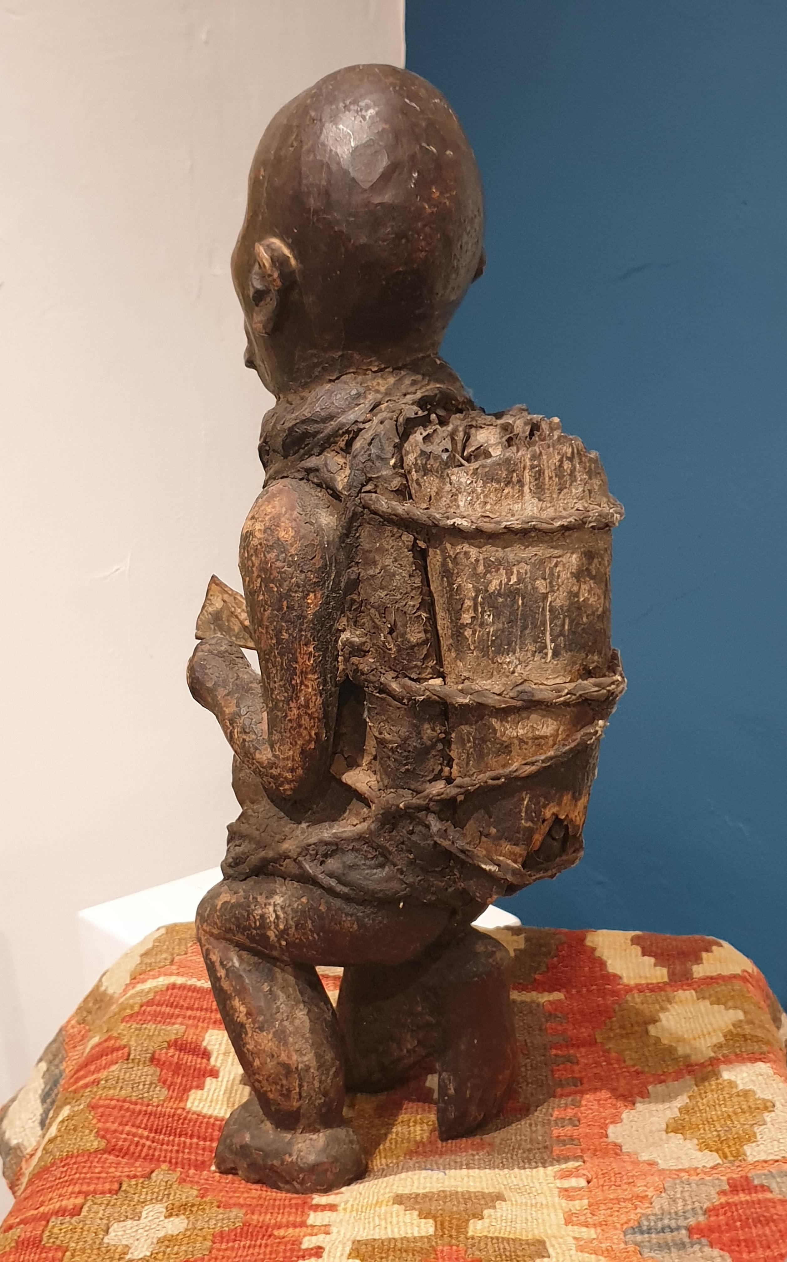 Statue Songye, Kniende männliche Figur, Demokratische Republik Kongo  im Angebot 9