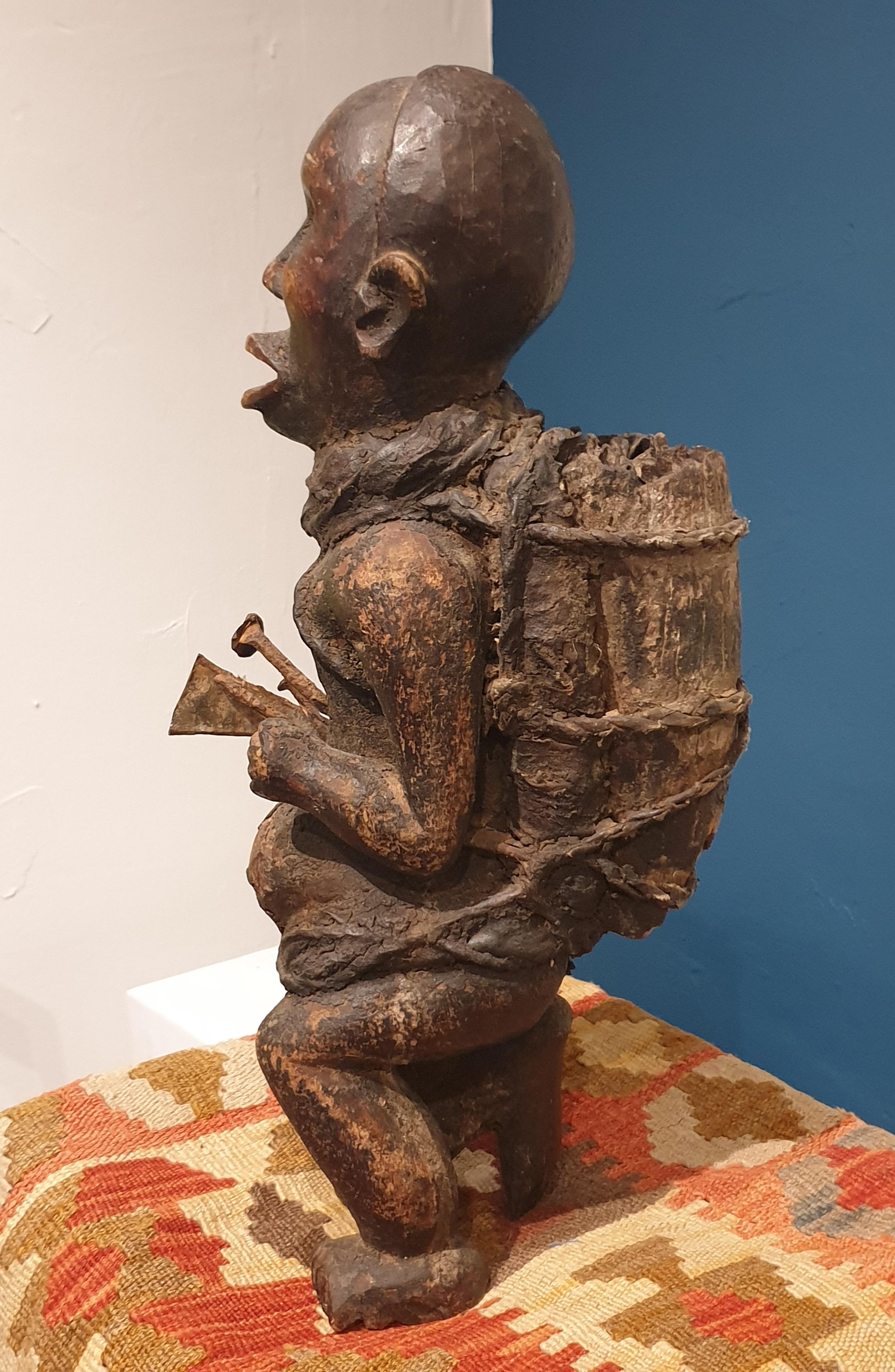 Statue Songye, Kneeling Male Figure, Democratic Republic of Congo  For Sale 7