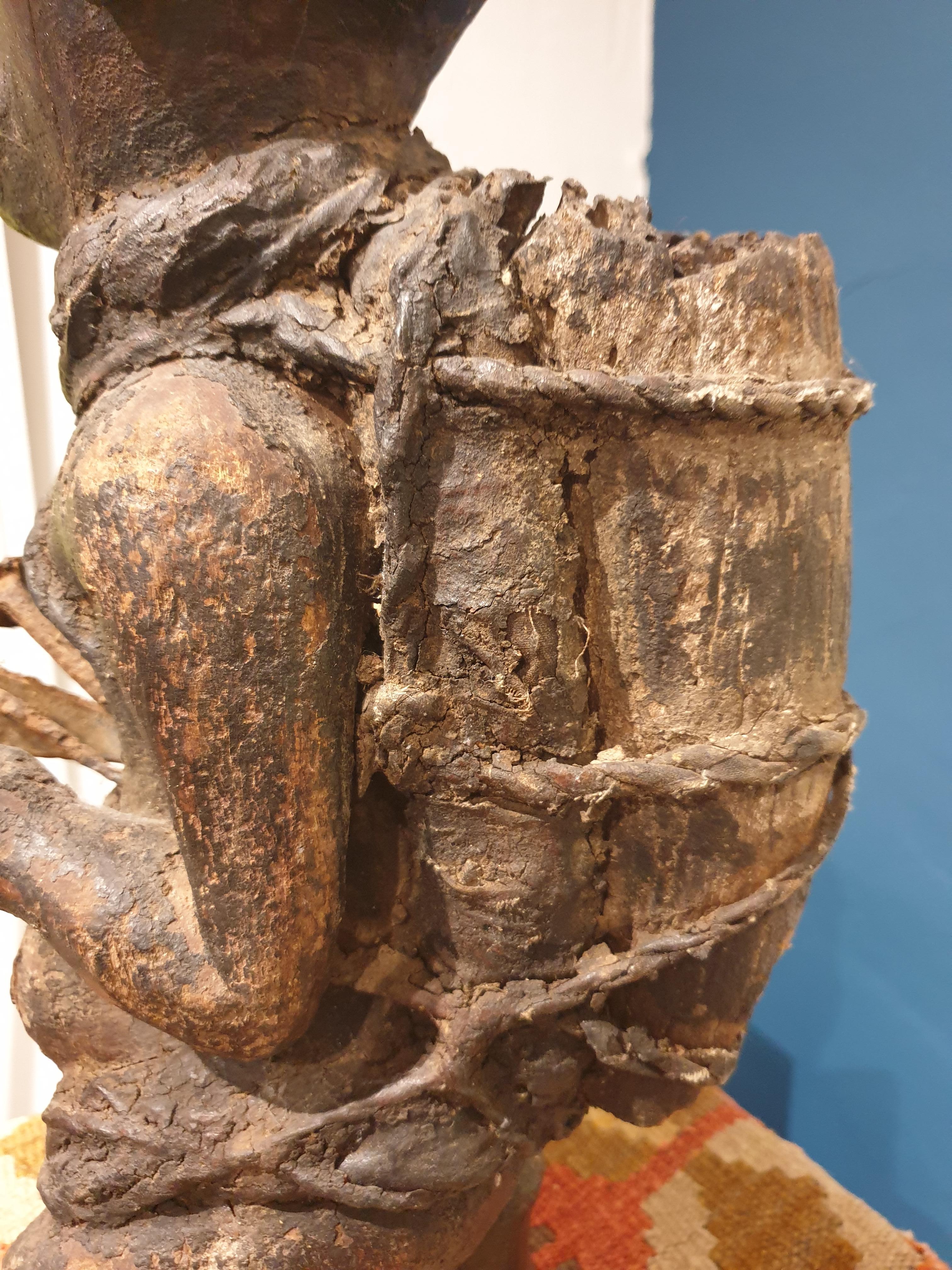Statue Songye, Kniende männliche Figur, Demokratische Republik Kongo im Angebot 14