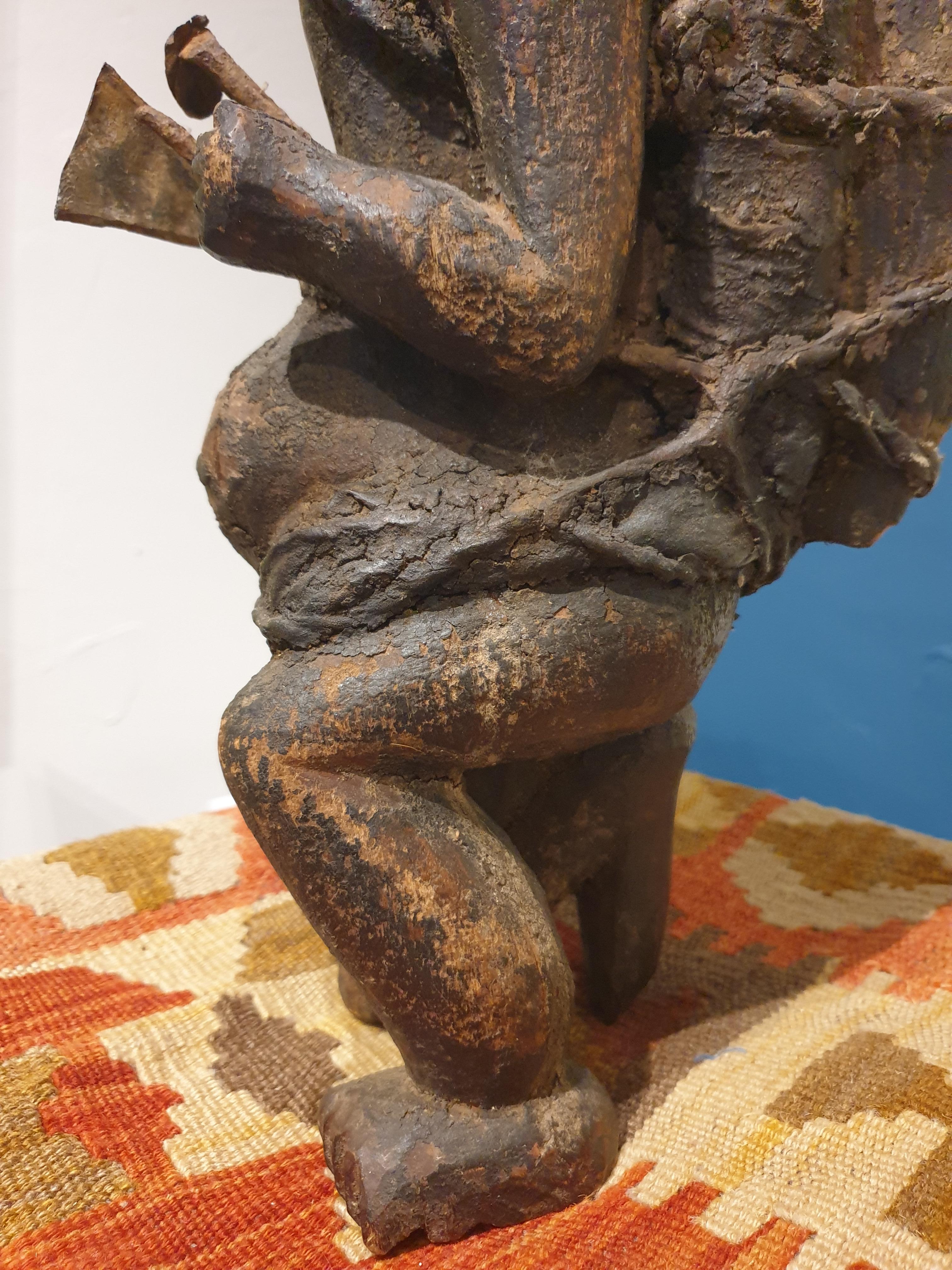 Statue Songye, Kniende männliche Figur, Demokratische Republik Kongo  im Angebot 15
