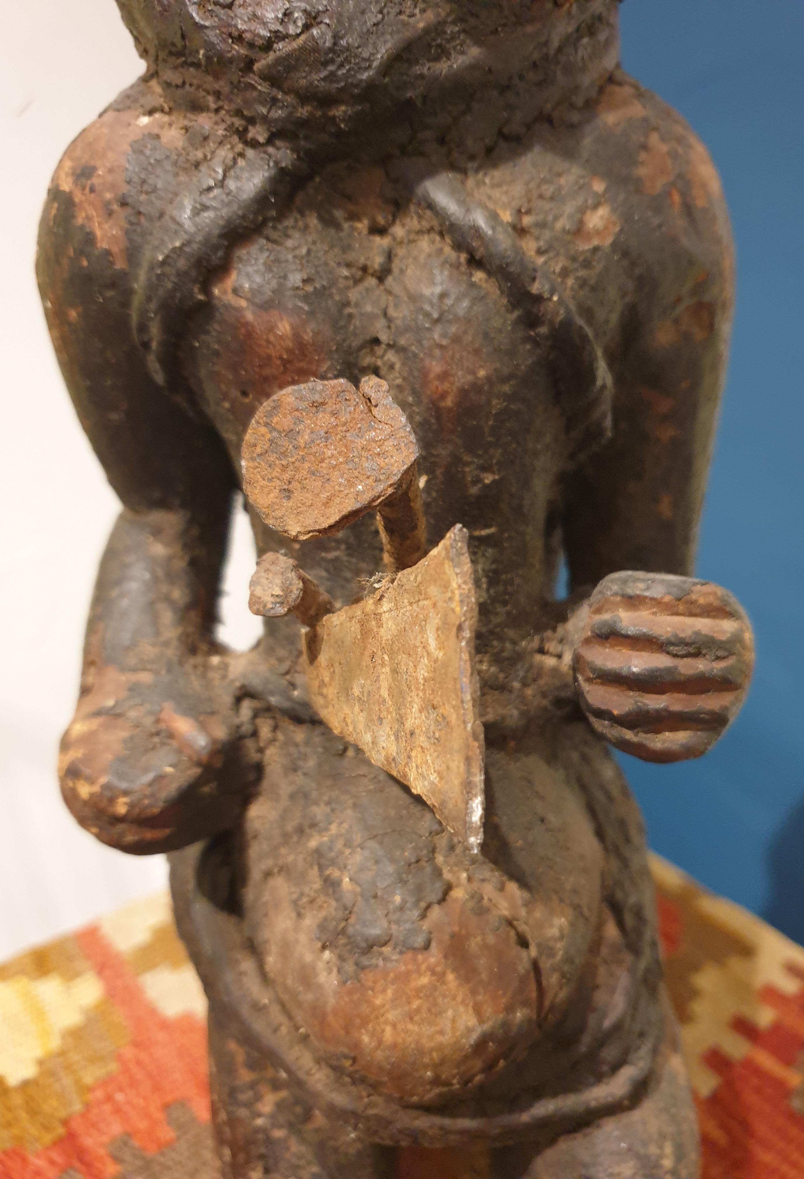 Statue Songye, Kniende männliche Figur, Demokratische Republik Kongo  (Stammeskunst), Sculpture, von Songye Craftsmen