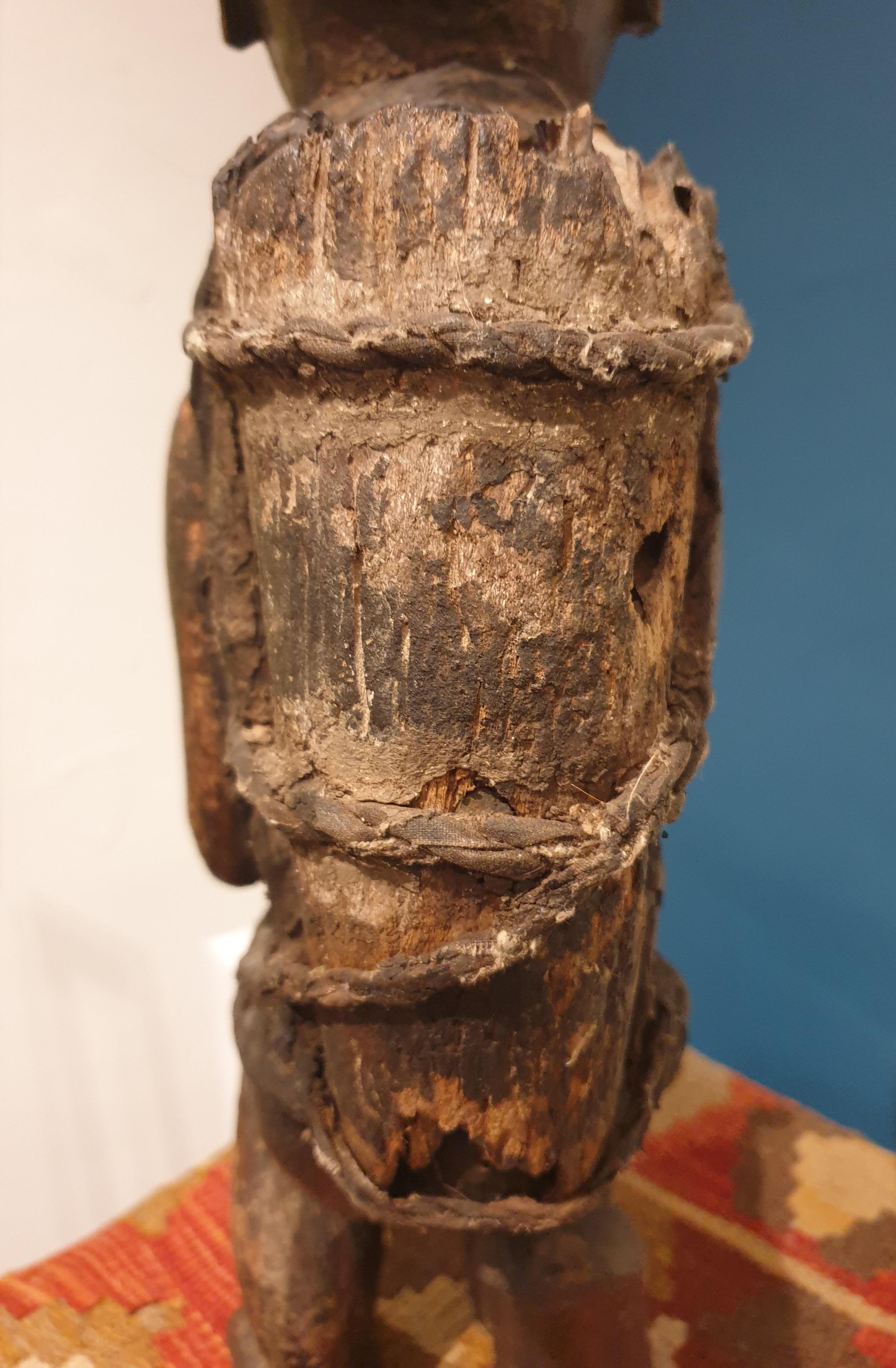 Statue Songye, Kneeling Male Figure, Democratic Republic of Congo  - Tribal Sculpture by Songye Craftsmen