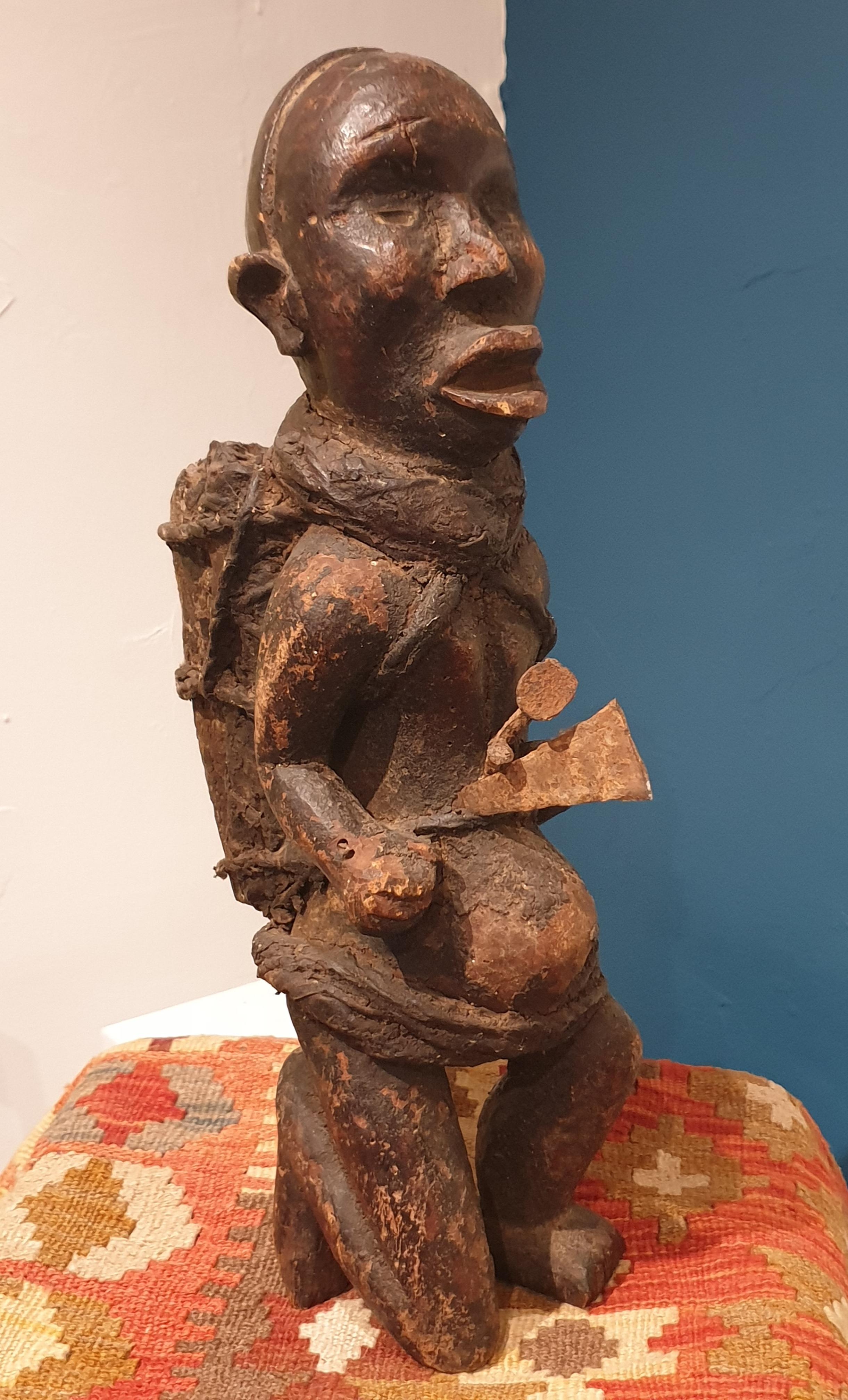 Statue Songye, Kneeling Male Figure, Democratic Republic of Congo  For Sale 1