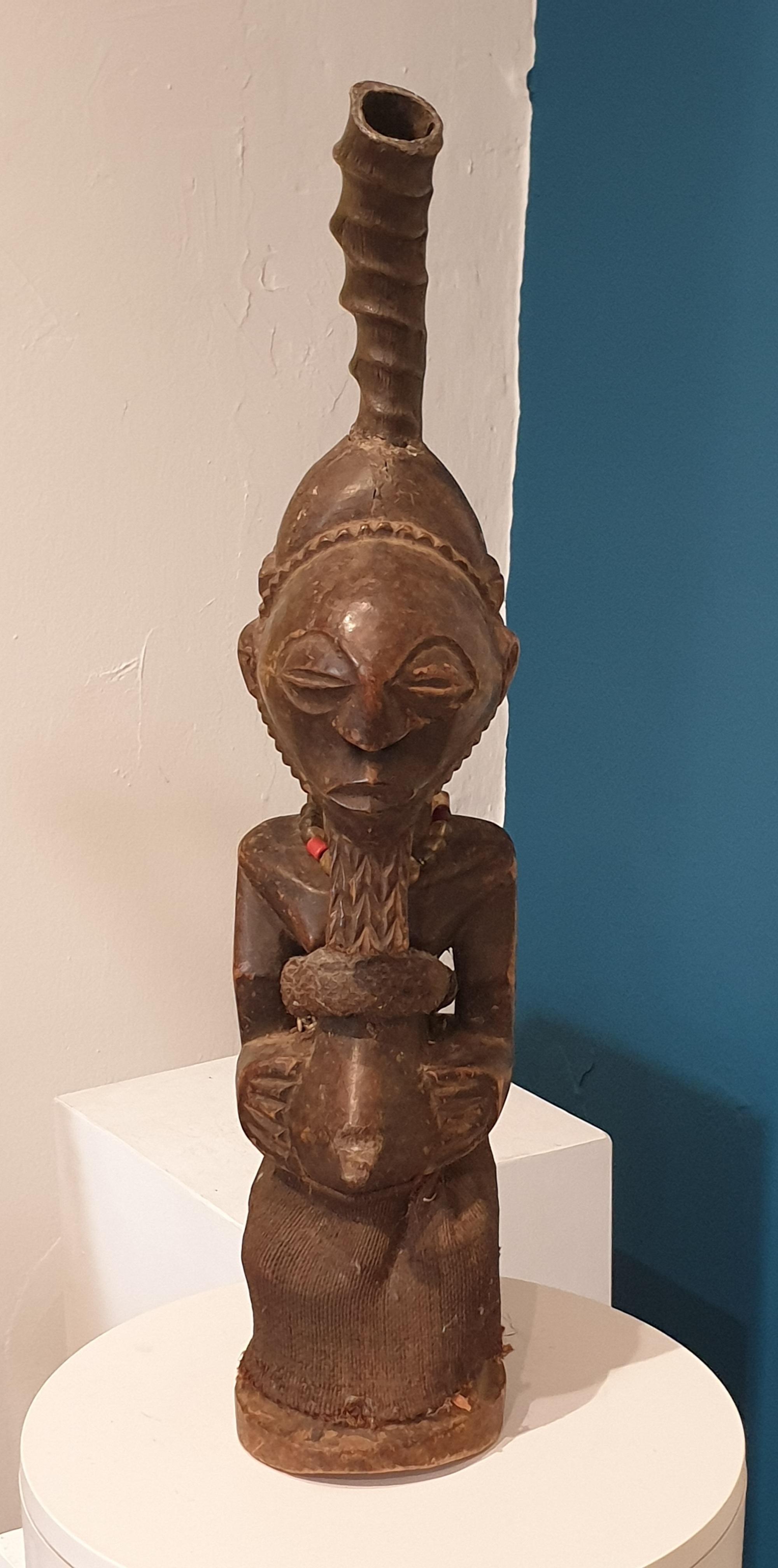 Statue Songye, Republik Kongo, Misangu Glasperlen und Rock aus Raffia  – Sculpture von Songye Craftsmen