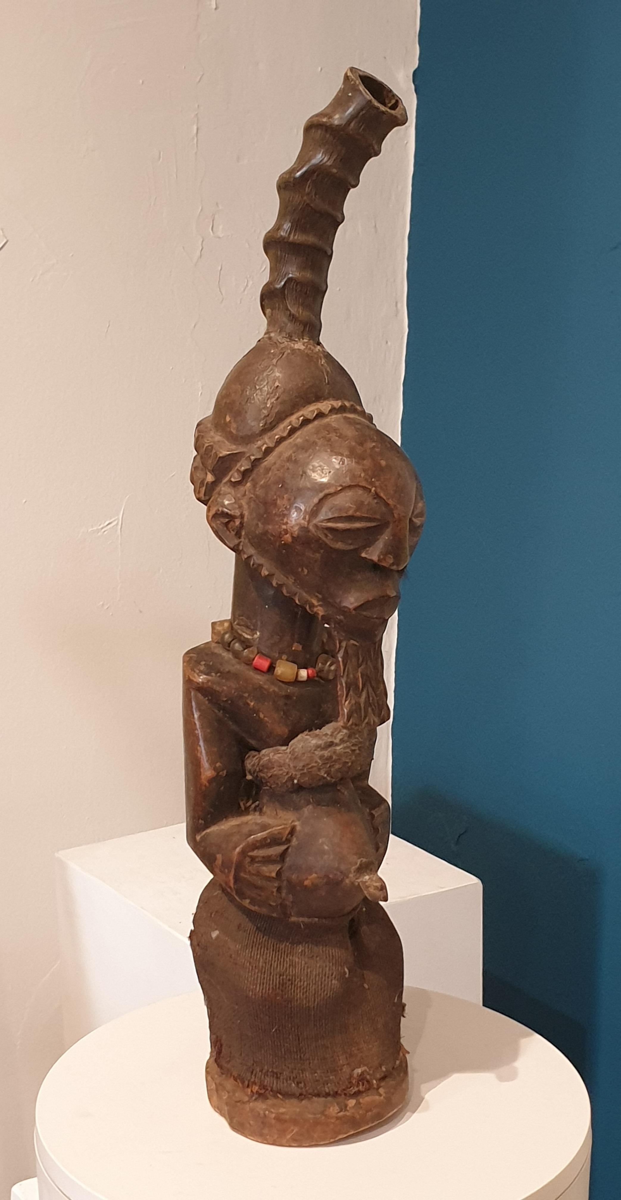 Statue Songye, Republik Kongo, Misangu Glasperlen und Rock aus Raffia  (Stammeskunst), Sculpture, von Songye Craftsmen