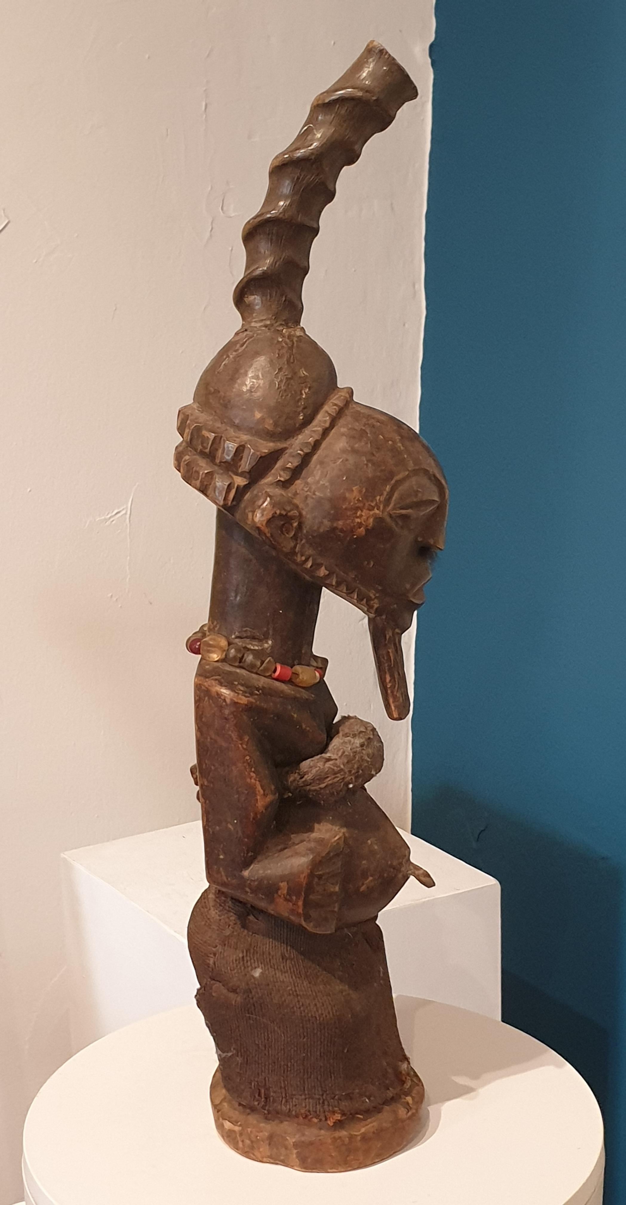 Statue Songye, Republik Kongo, Misangu Glasperlen und Rock aus Raffia  (Braun), Figurative Sculpture, von Songye Craftsmen