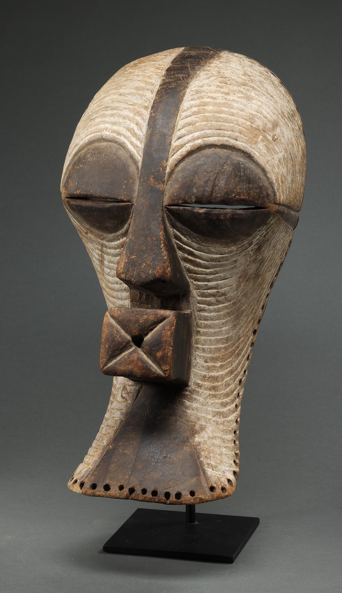 Songye Weiblich Große Wood Kifwebe Maske mit Weiß, Schwarz, Herkunft, DRC Afrika (Stammeskunst) im Angebot