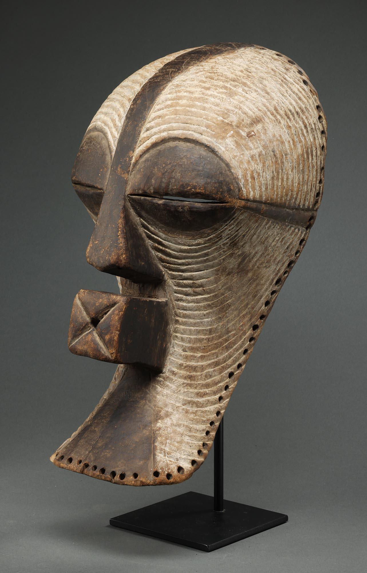 Songye Weiblich Große Wood Kifwebe Maske mit Weiß, Schwarz, Herkunft, DRC Afrika (Kongolesisch) im Angebot