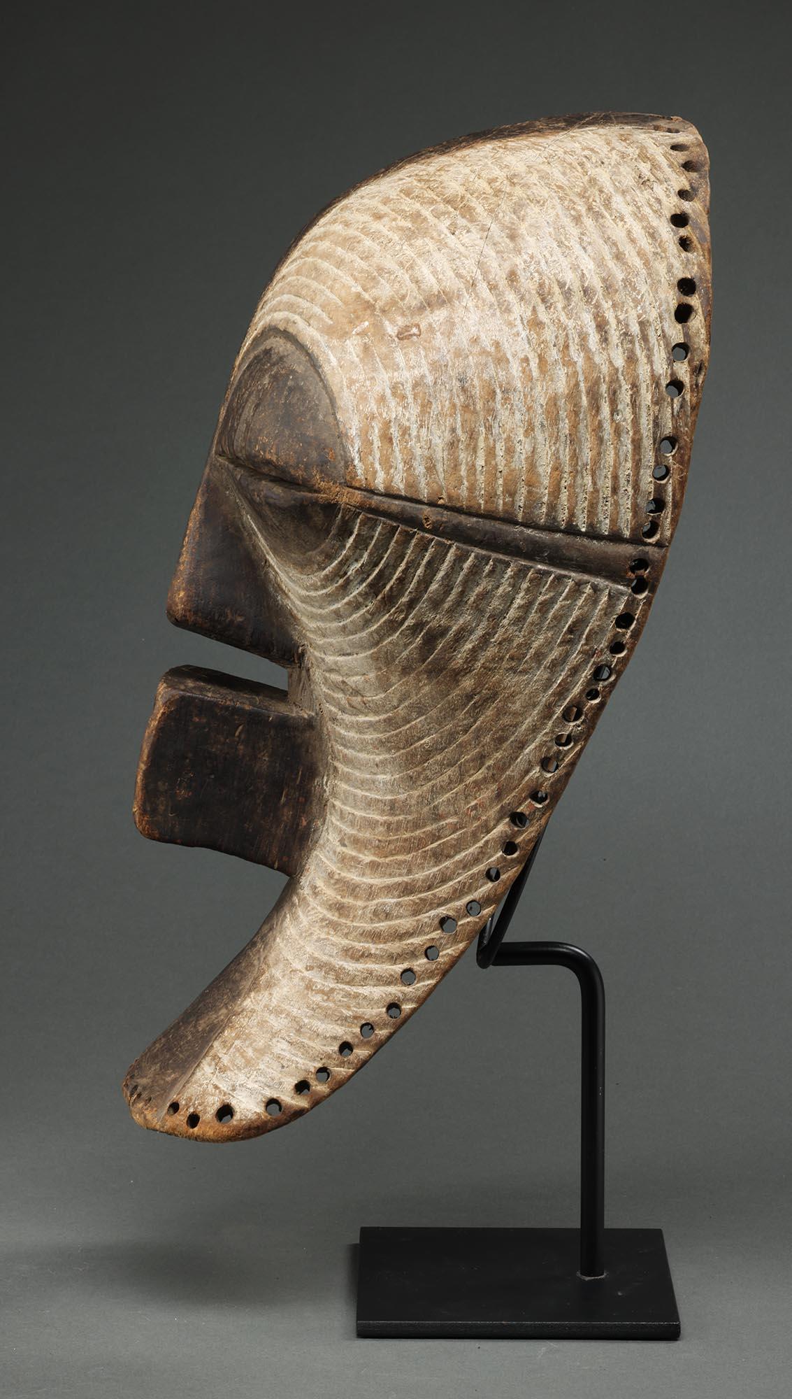Songye Weiblich Große Wood Kifwebe Maske mit Weiß, Schwarz, Herkunft, DRC Afrika (Handgeschnitzt) im Angebot