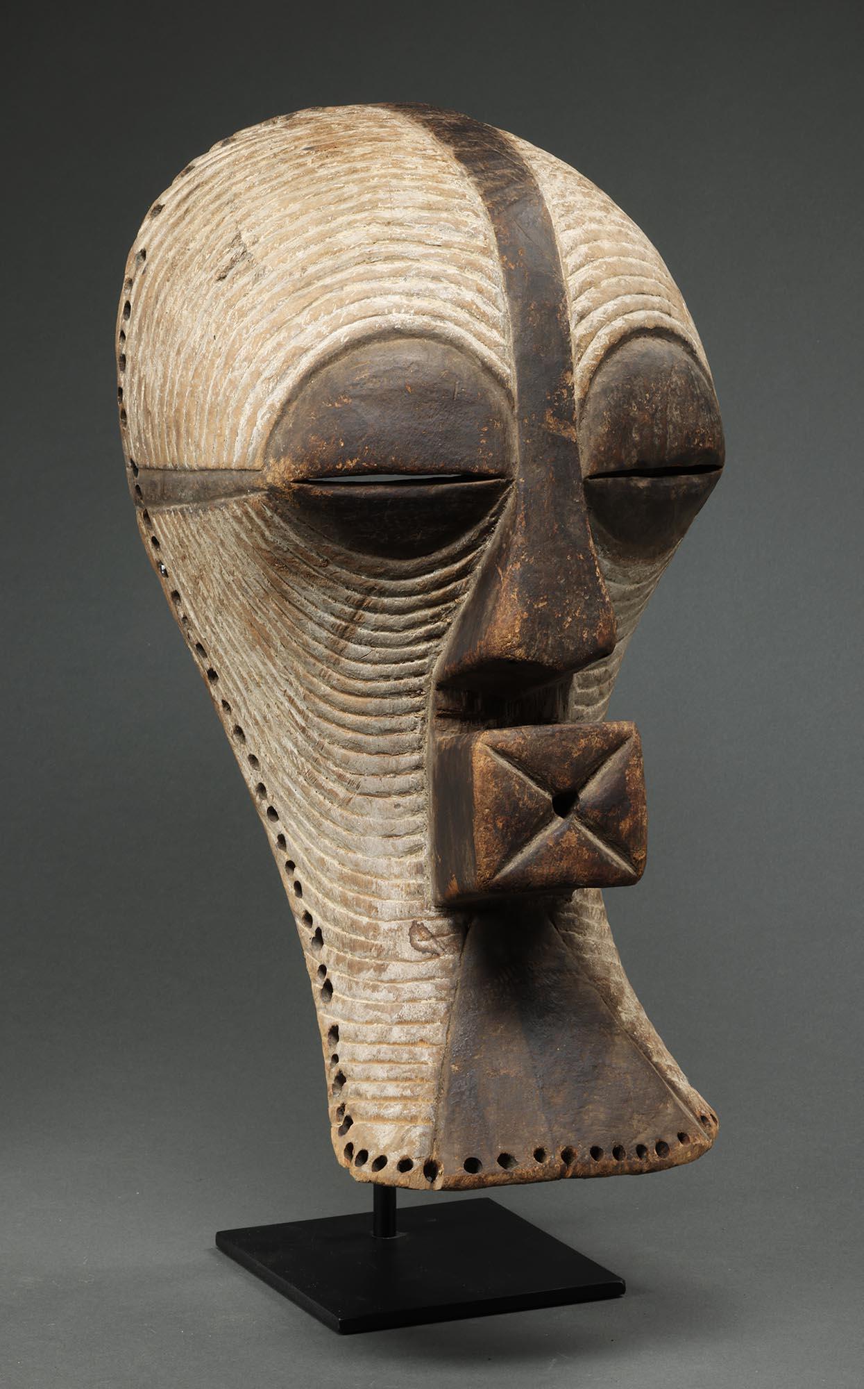 Songye Weiblich Große Wood Kifwebe Maske mit Weiß, Schwarz, Herkunft, DRC Afrika im Zustand „Starke Gebrauchsspuren“ im Angebot in Point Richmond, CA