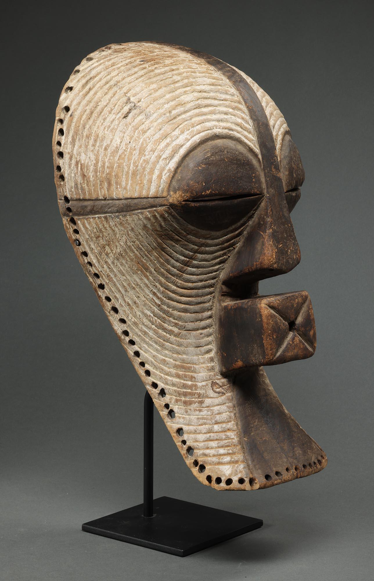 Songye Weiblich Große Wood Kifwebe Maske mit Weiß, Schwarz, Herkunft, DRC Afrika (20. Jahrhundert) im Angebot