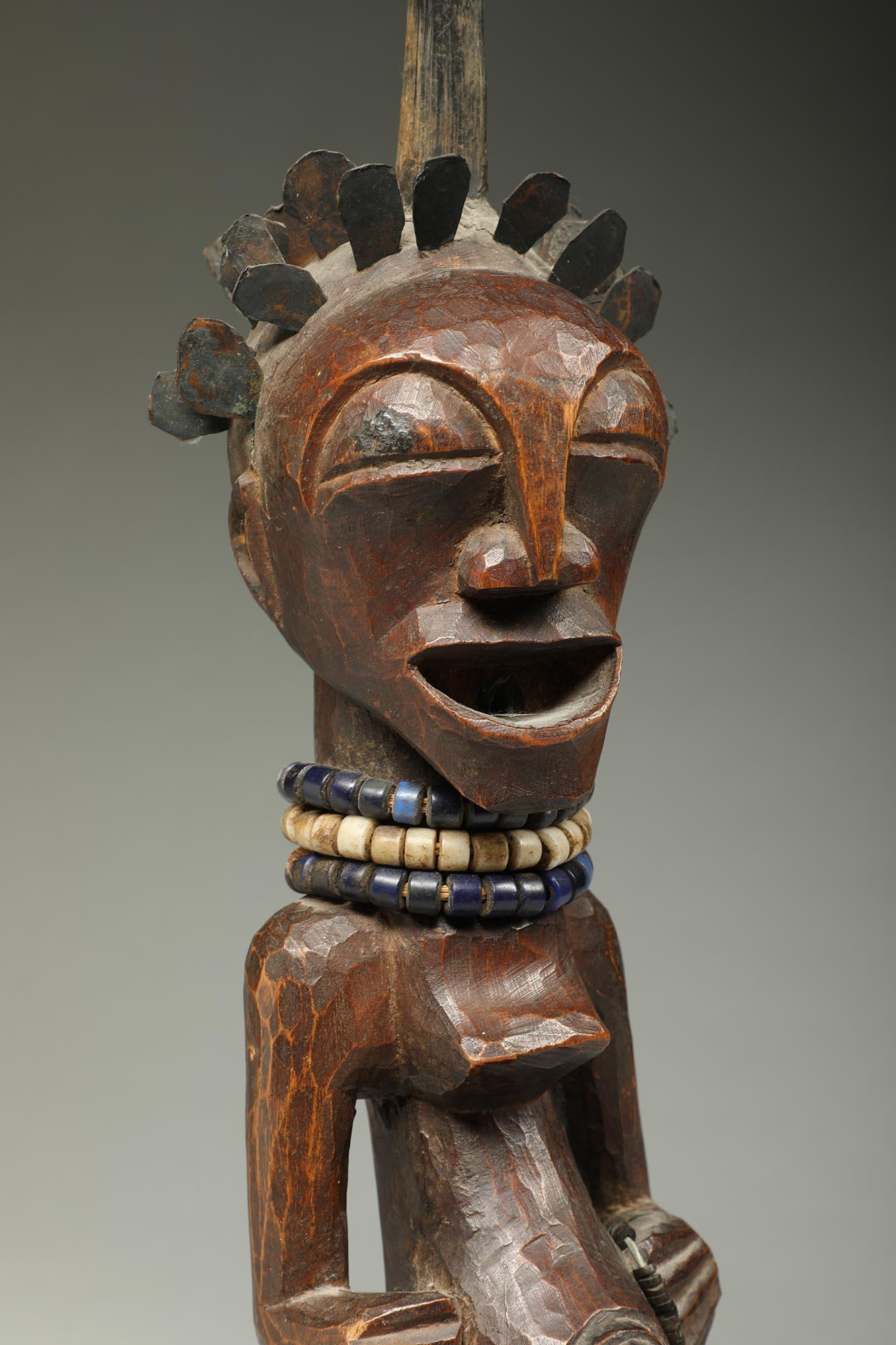 Tribal Songby's Figure féminine en Wood avec corne et cheveux en laiton ex Sothebys   en vente