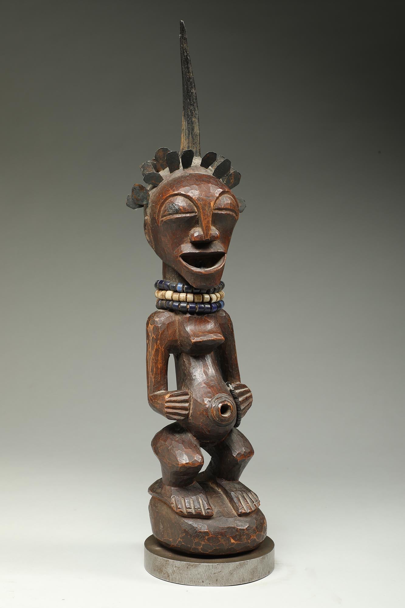 Songye Weibliche Holzfigur mit Horn und Messinghaar ex Sothebys im Angebot 1