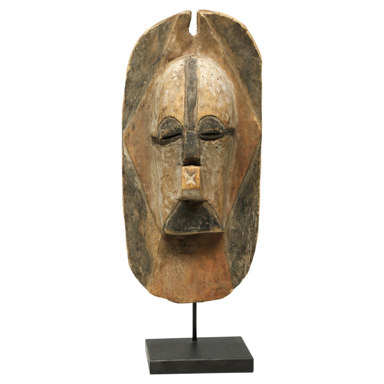 Masque en bois Songye Luba Kifwebe blanc, rouge et noir, Afrique, Congo En  vente sur 1stDibs