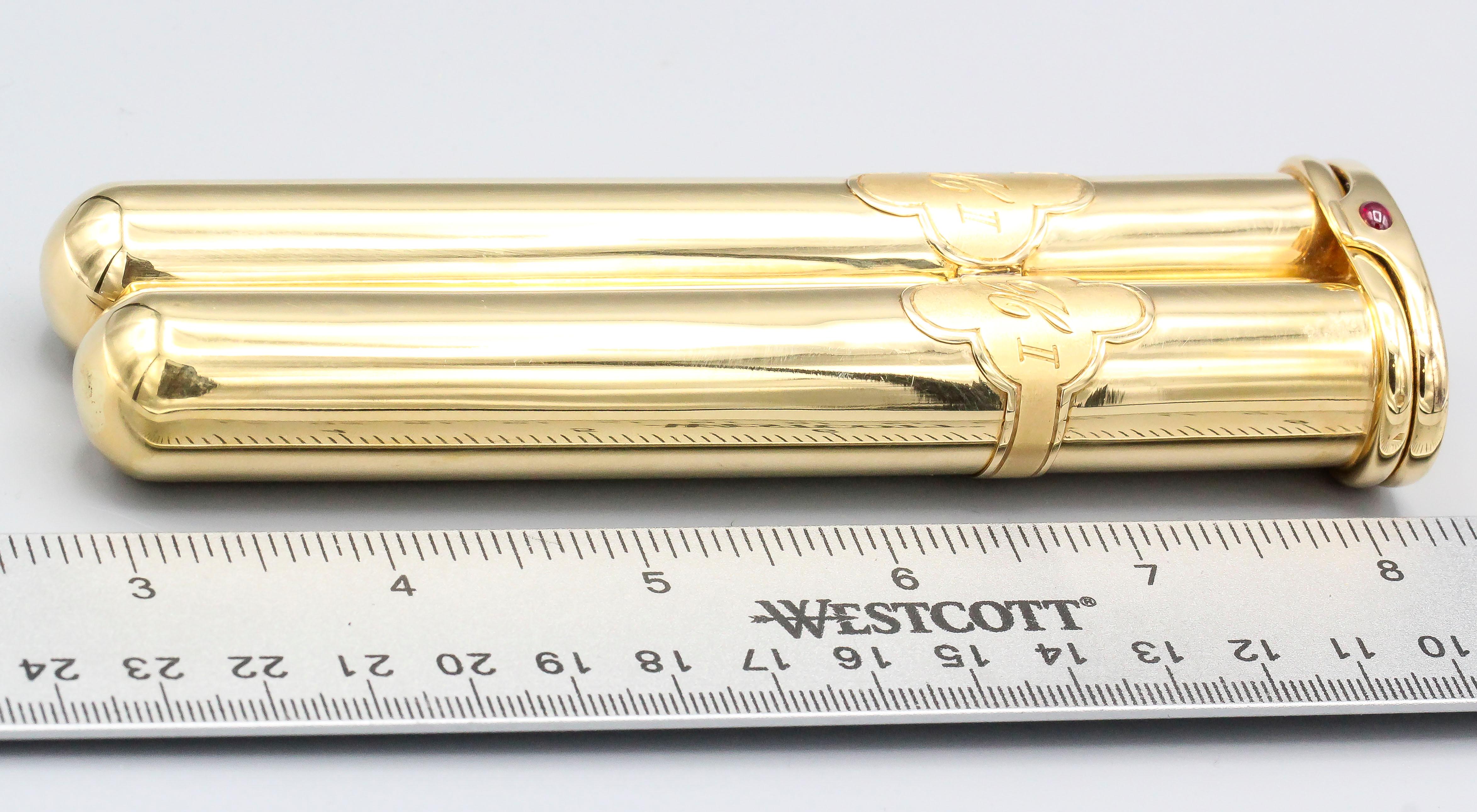 Feines Zigarrenetui mit Cabochon-Rubin und 18k Gelbgold von Sonia A. Es bietet Platz für 2 mittelgroße Zigarren. Die Öffnung wird durch einen einzelnen Cabochon-Rubin akzentuiert.

Punzierungen: Herstellermarke Sonia A., französische Prüfmarke für