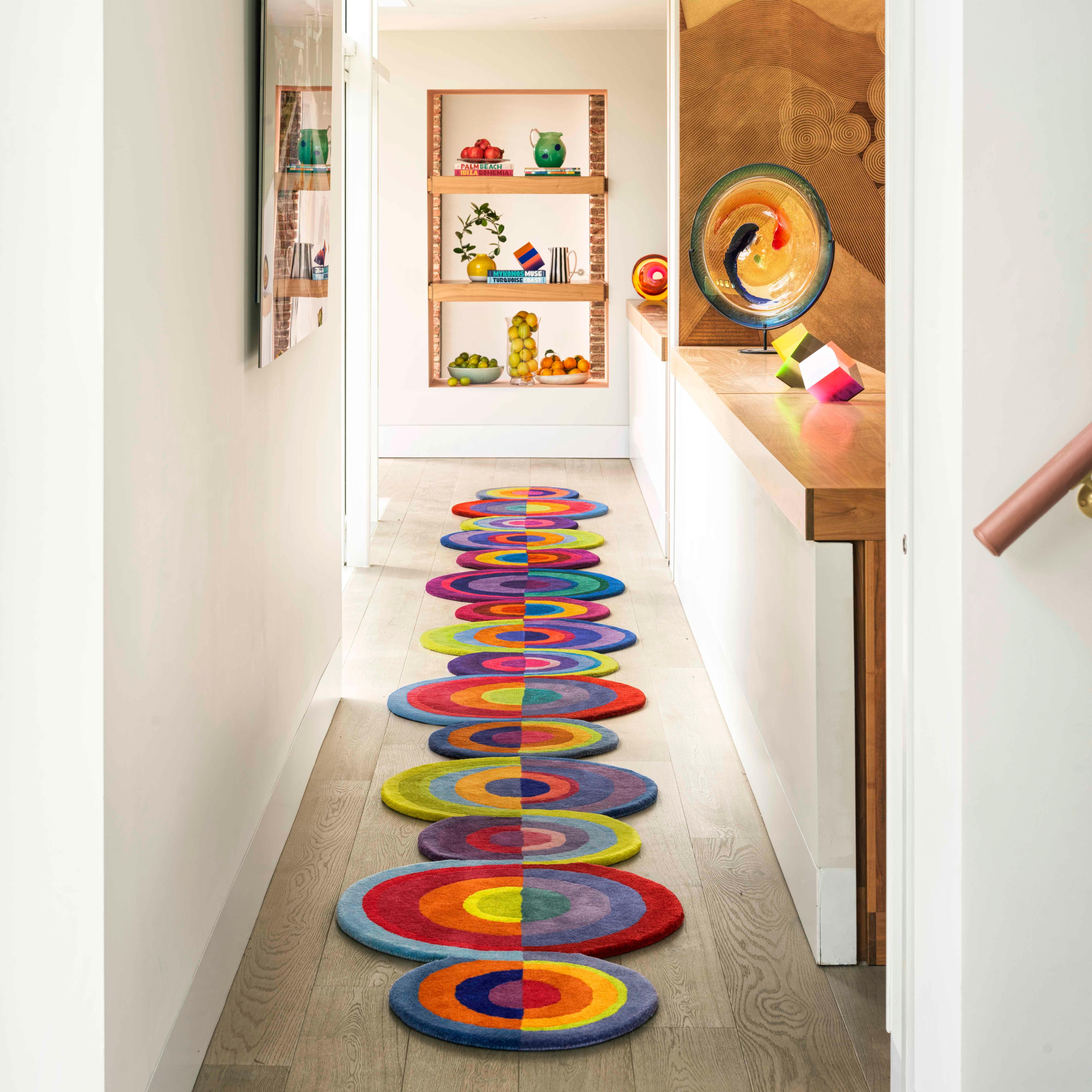 Der Läufer Sonia and Sonya vereint die Bereiche der farbenfrohen Abstraktion und des praktischen Designs. Das Ergebnis ist ein exquisites Meisterwerk unter den Füßen, das alltägliche Böden in Galerien voller Kreativität verwandelt. Inspiriert von