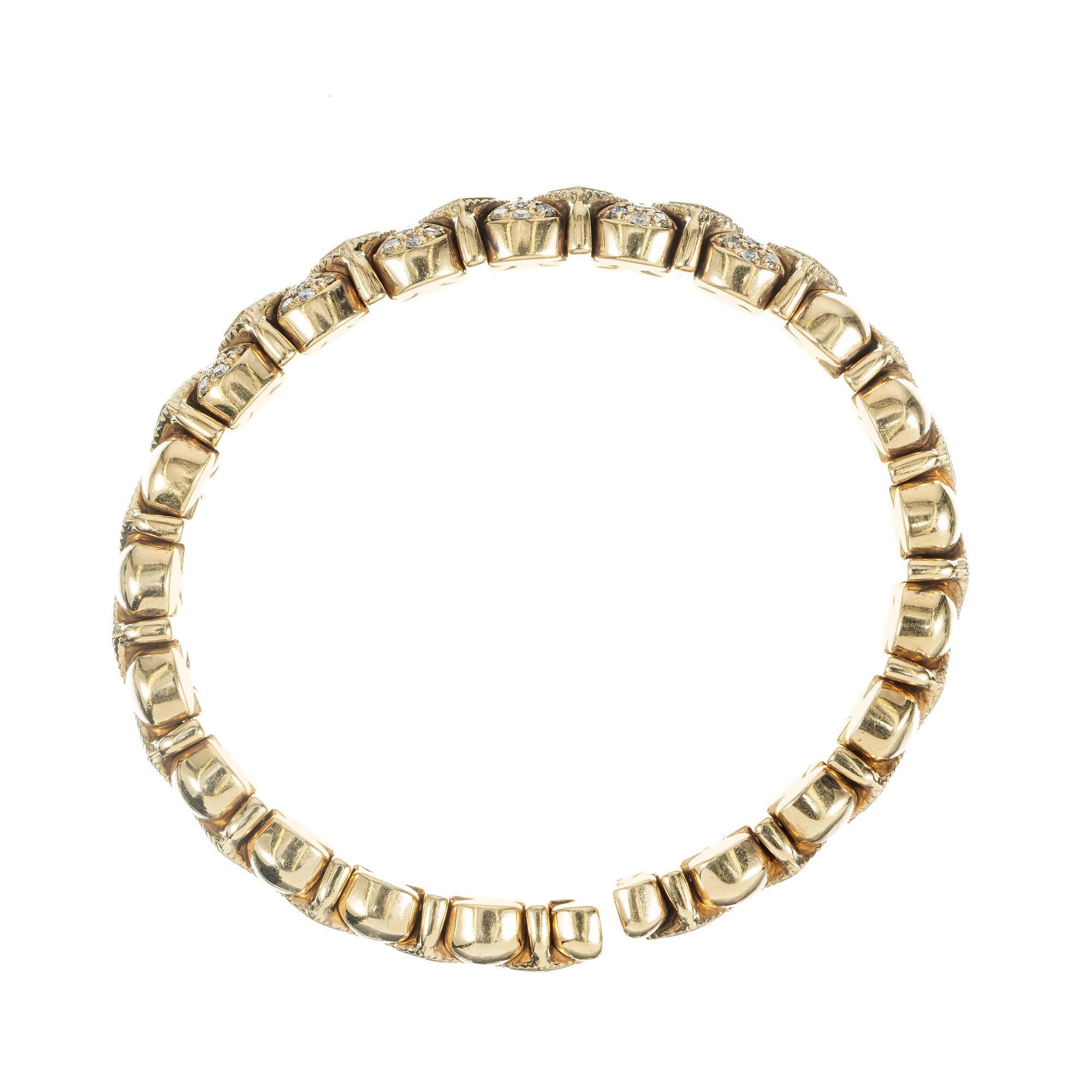 Sonia B Galerie de Bijoux Diamant-Armband aus 14k Gelbgold mit flexiblem Armreif. Besetzt mit 7 Diamanten im Prinzessinnenschliff und 48 Diamanten im Voll- und Quadratschliff. Passt bis zu einem Handgelenk von 7,5 Zoll. 

7 Diamanten im