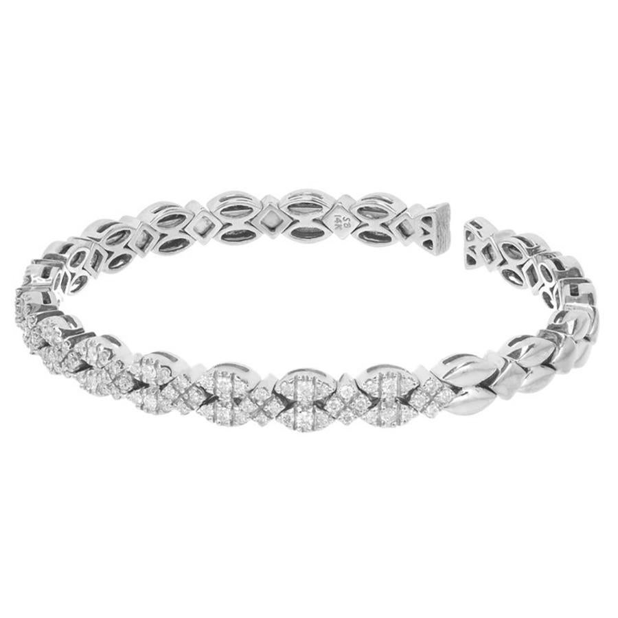 Authentique bracelet bangle en diamants lourds Sonia B. Fabriquée en or blanc massif 14k et sertie de 84 diamants pleine taille d'un poids total en carats de 1,75cts. Le bracelet flexible s'adapte à un poignet d'une taille allant jusqu'à 7,5. 

84