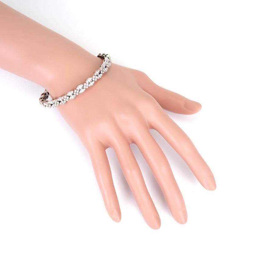 Taille ronde Bracelet jonc Sonia B en or avec diamants ronds de 1,75 carat en vente