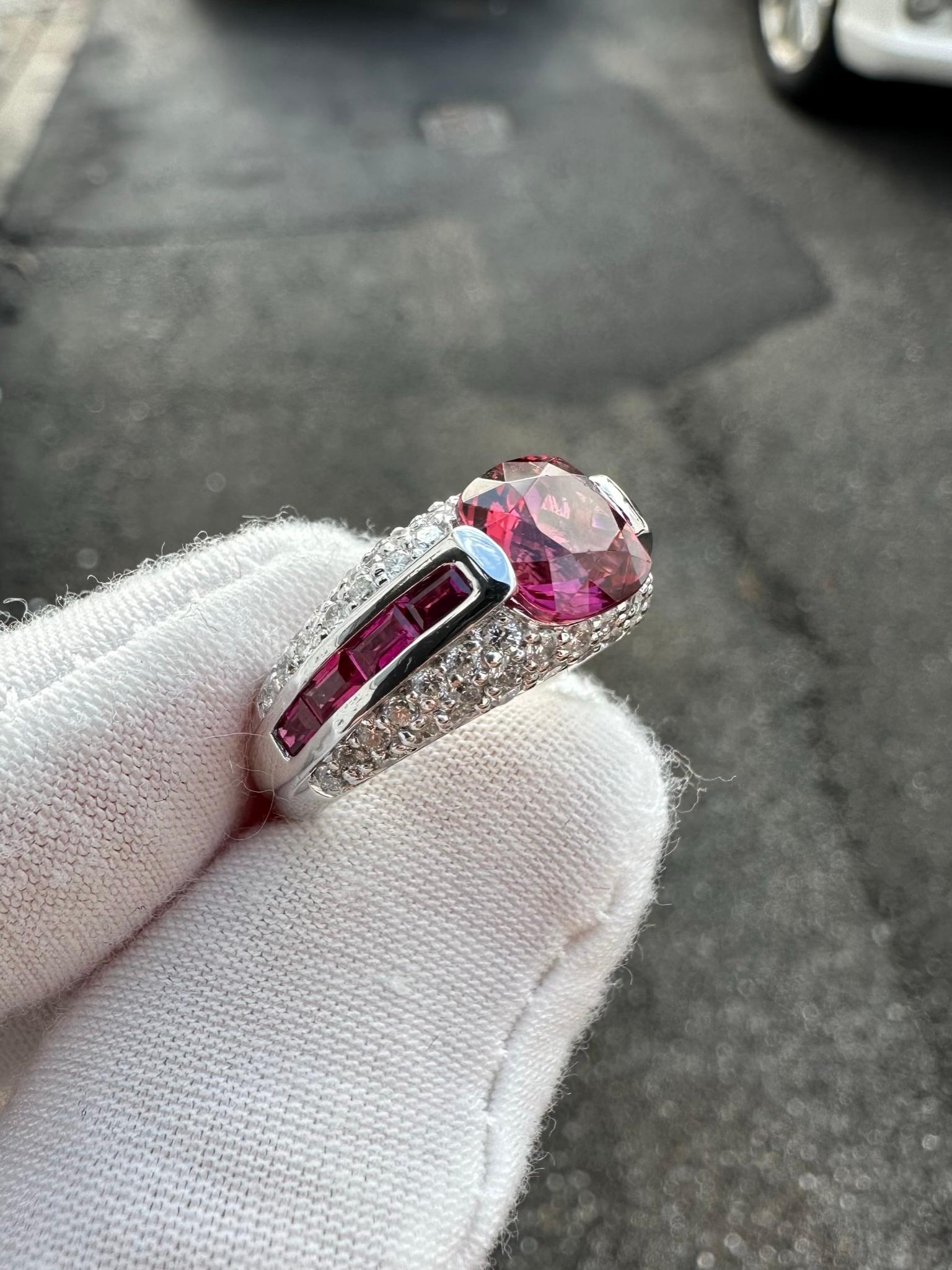 Sonia B. Bague à anneau solitaire en or 18 carats avec tourmaline rose coussin et diamants en vente 8