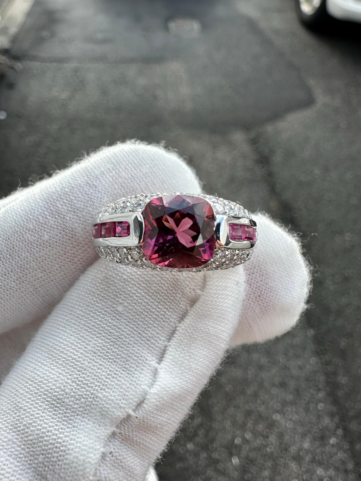Sonia B. Bague à anneau solitaire en or 18 carats avec tourmaline rose coussin et diamants en vente 9